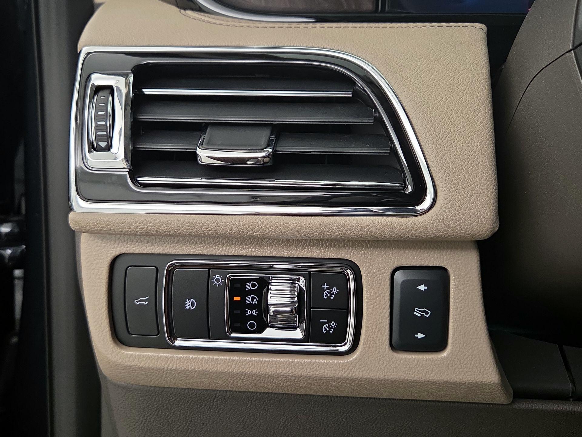 Thumbnail: 2024 Lincoln Navigator L - 13