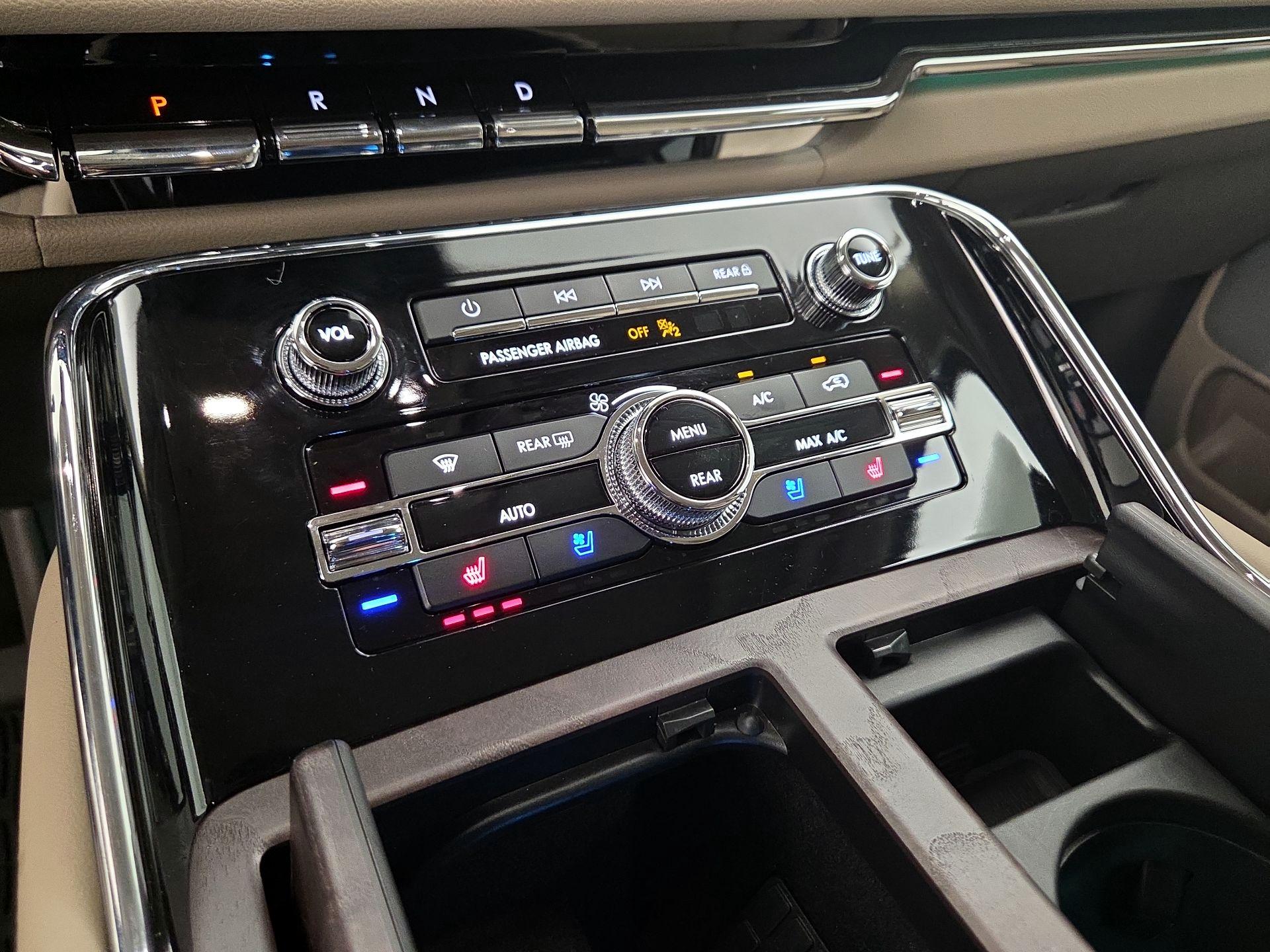 Thumbnail: 2024 Lincoln Navigator L - 17