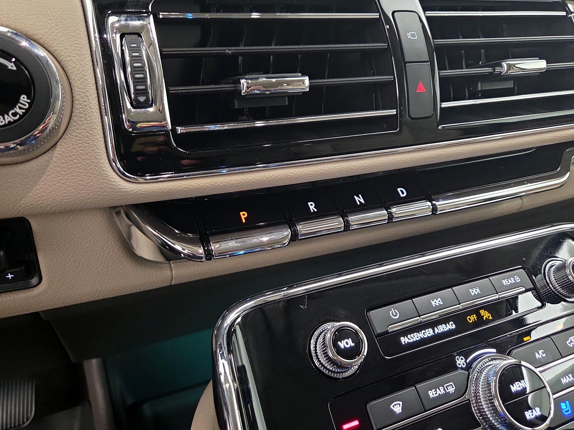 Thumbnail: 2024 Lincoln Navigator L - 18