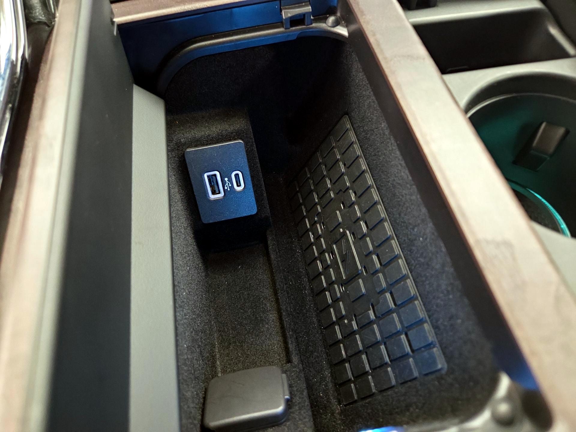 Thumbnail: 2024 Lincoln Navigator L - 19