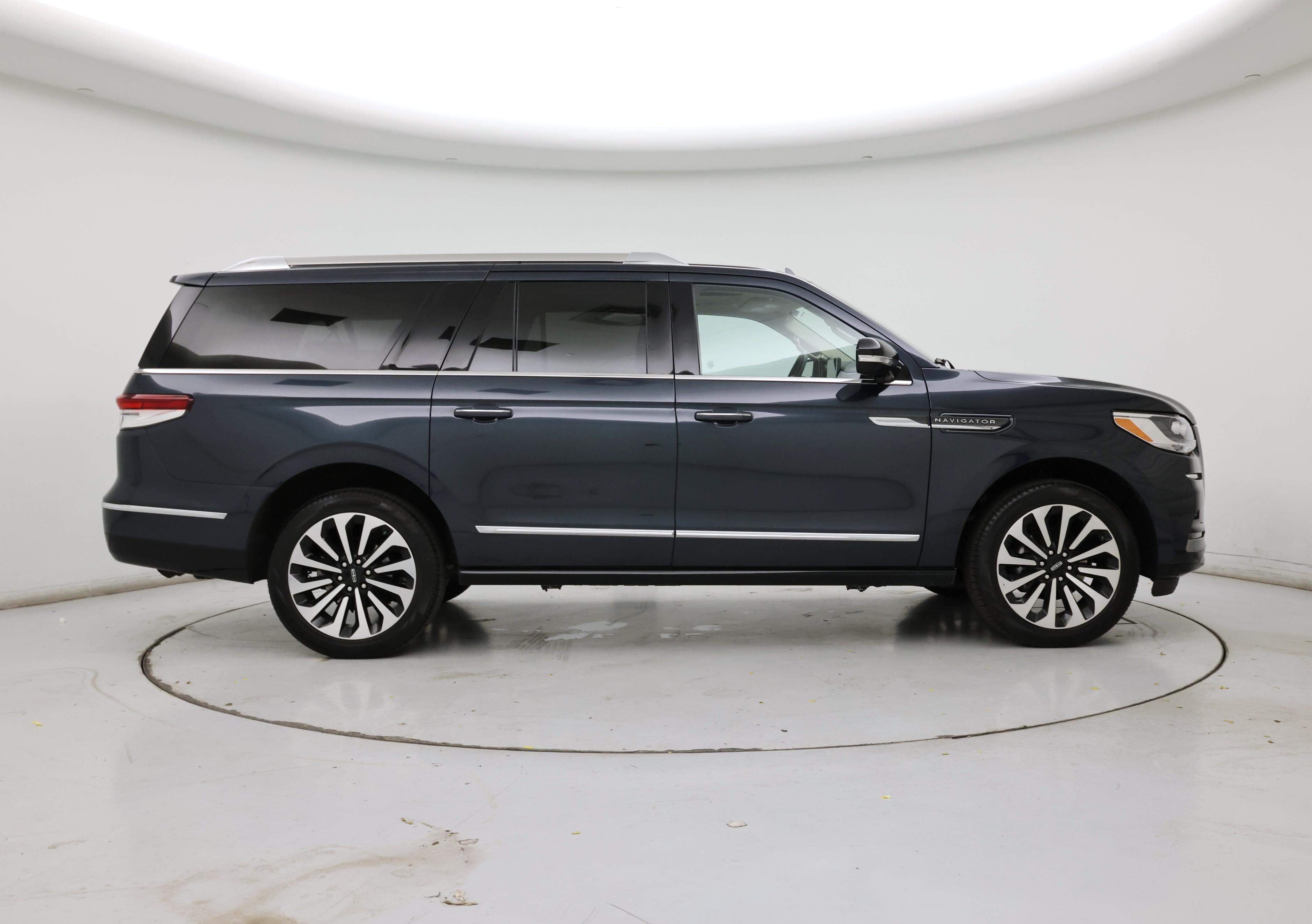Thumbnail: 2024 Lincoln Navigator L - 7