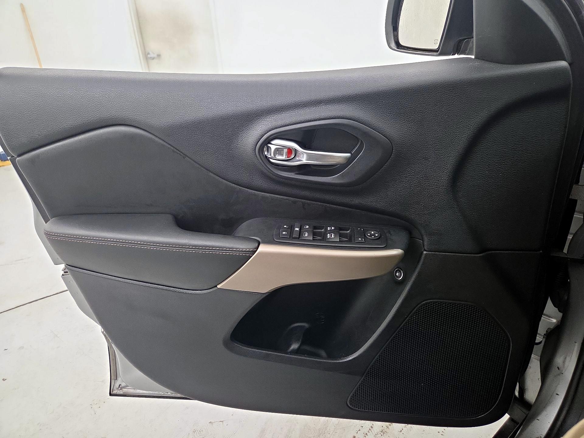 Thumbnail: 2017 Jeep Cherokee - 12