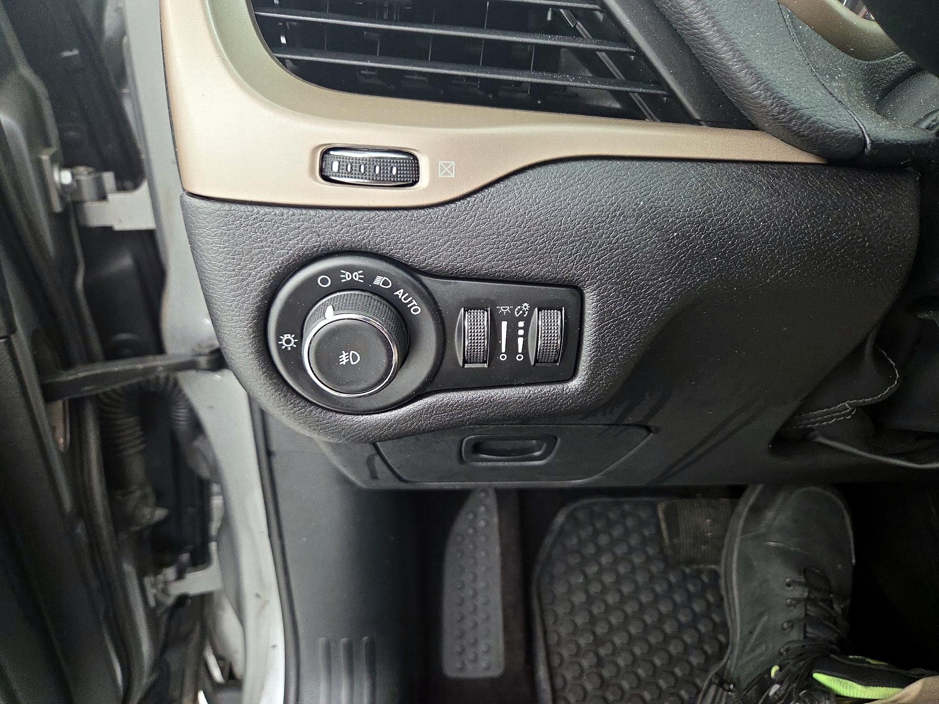 Thumbnail: 2017 Jeep Cherokee - 13