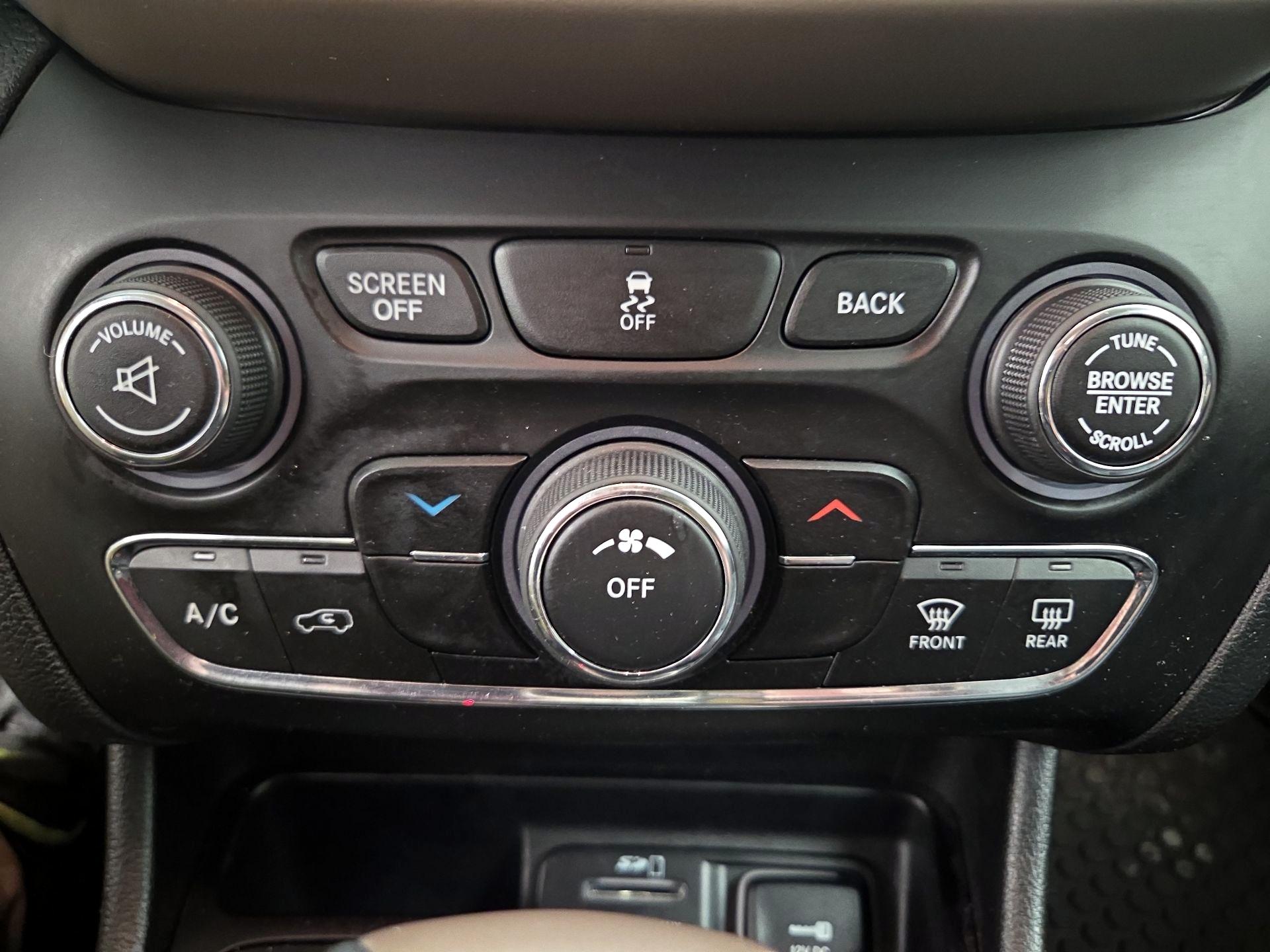 Thumbnail: 2017 Jeep Cherokee - 17