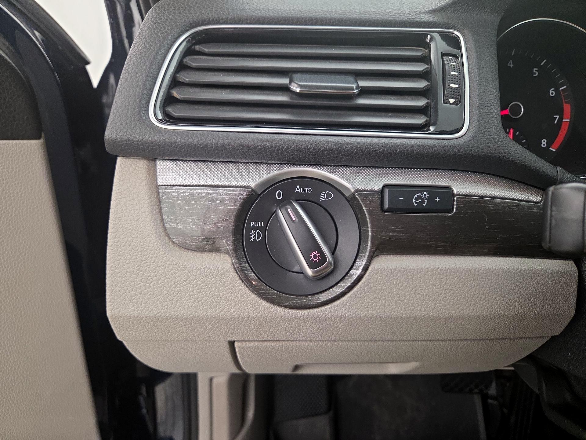 Thumbnail: 2018 Volkswagen Passat - 13