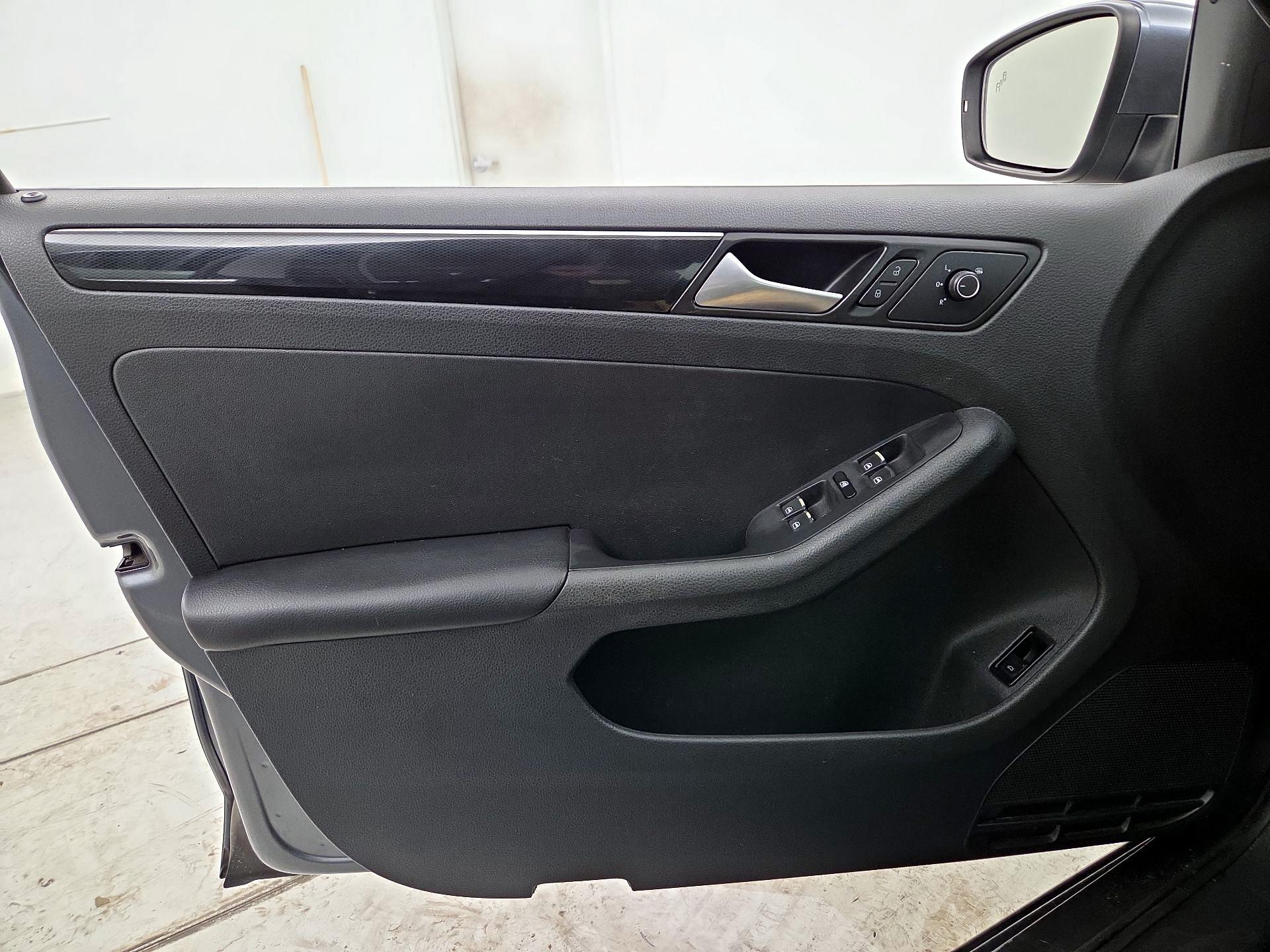 Thumbnail: 2017 Volkswagen Jetta - 12