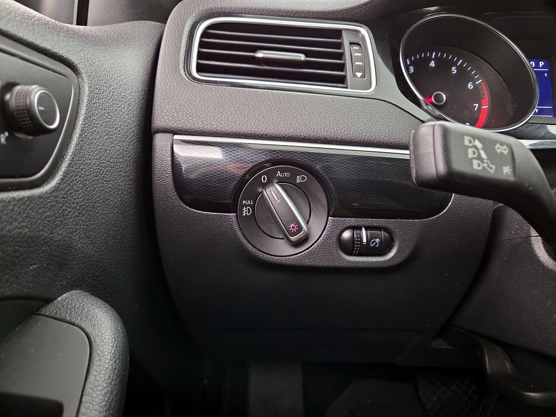 Thumbnail: 2017 Volkswagen Jetta - 13