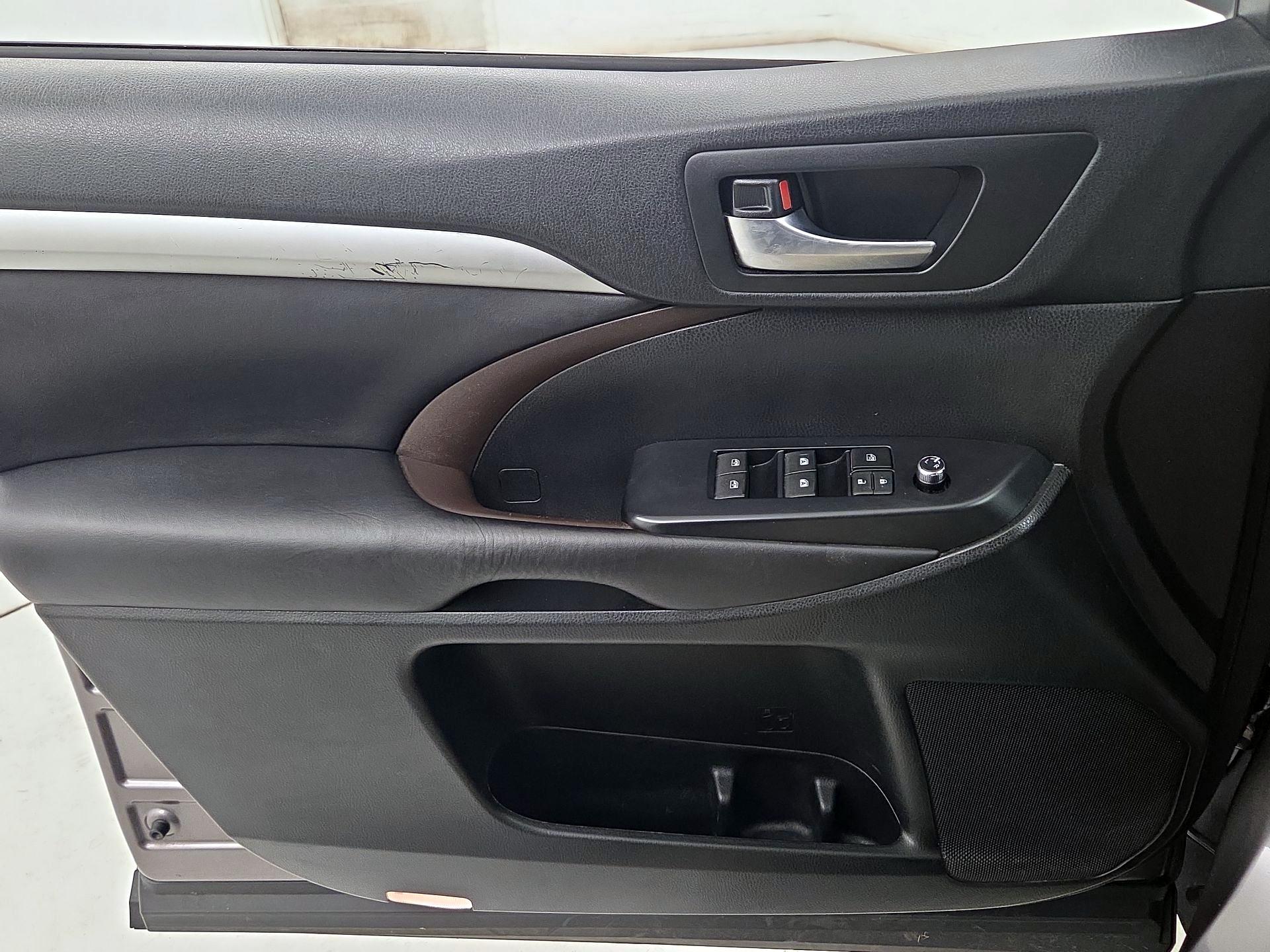 Thumbnail: 2019 Toyota Highlander - 12