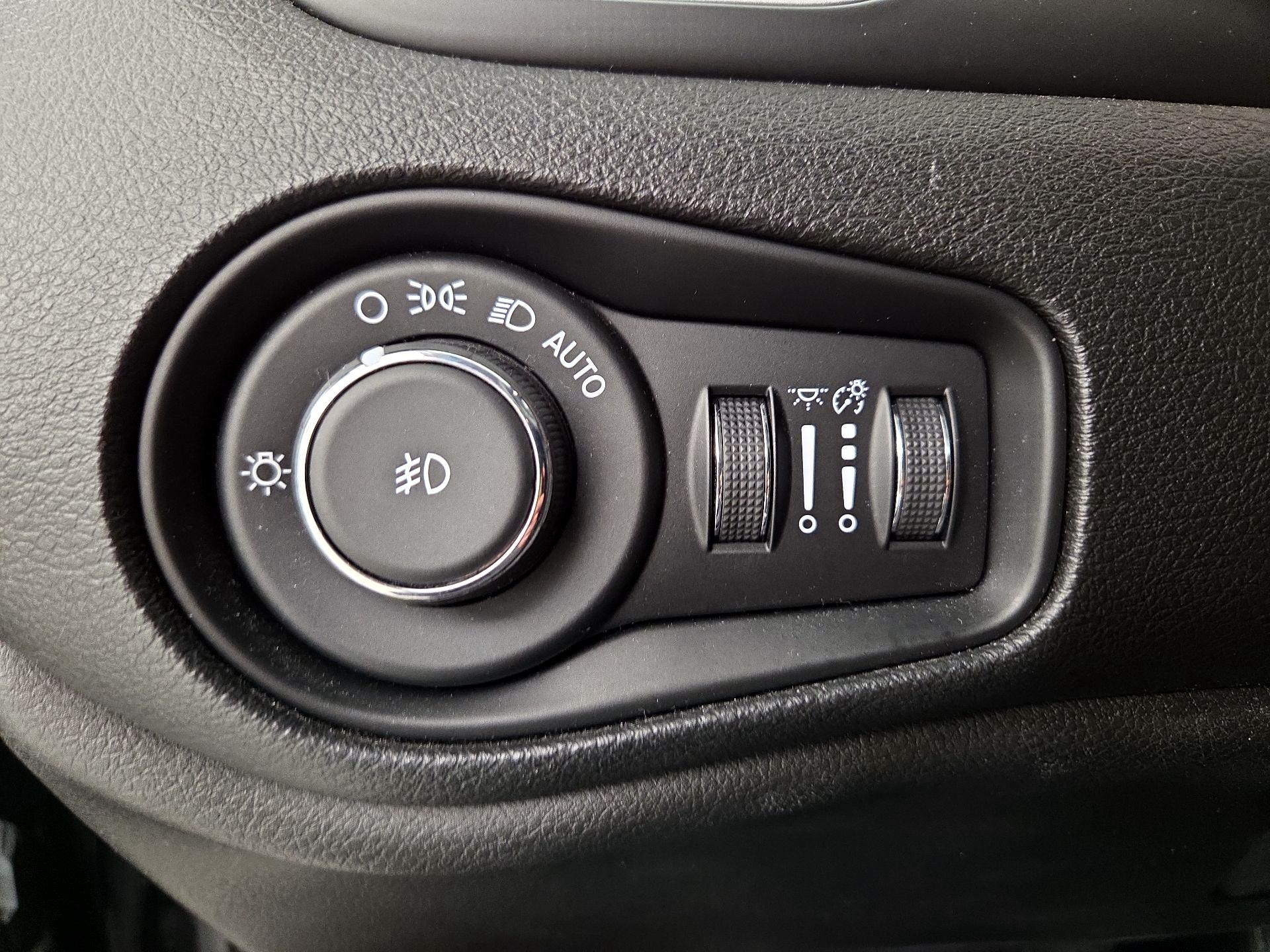 Thumbnail: 2018 Jeep Renegade - 13