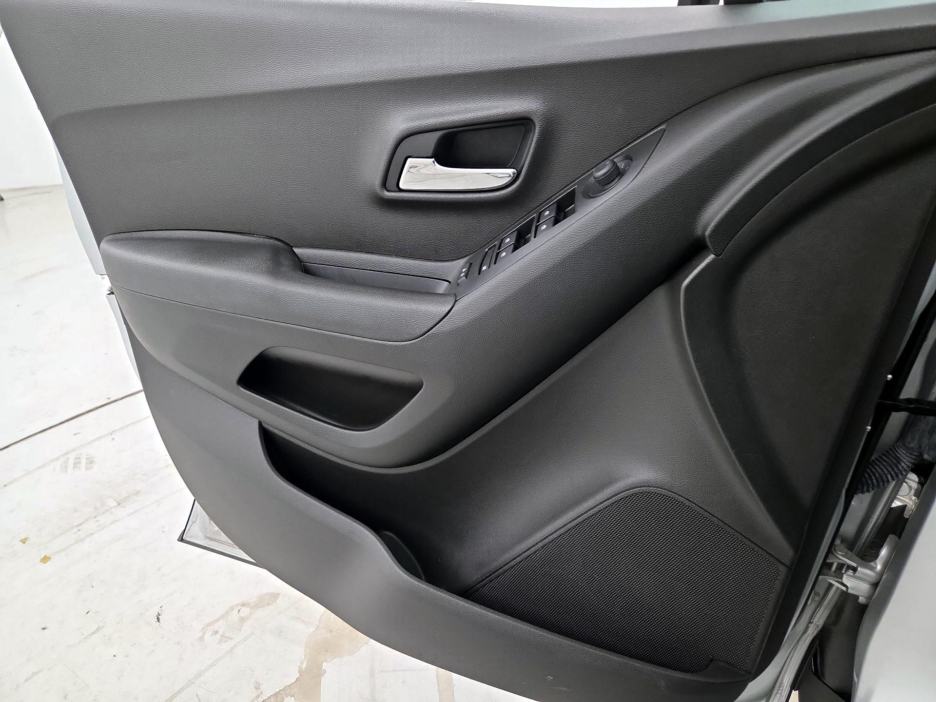 Thumbnail: 2017 Chevrolet Trax - 12