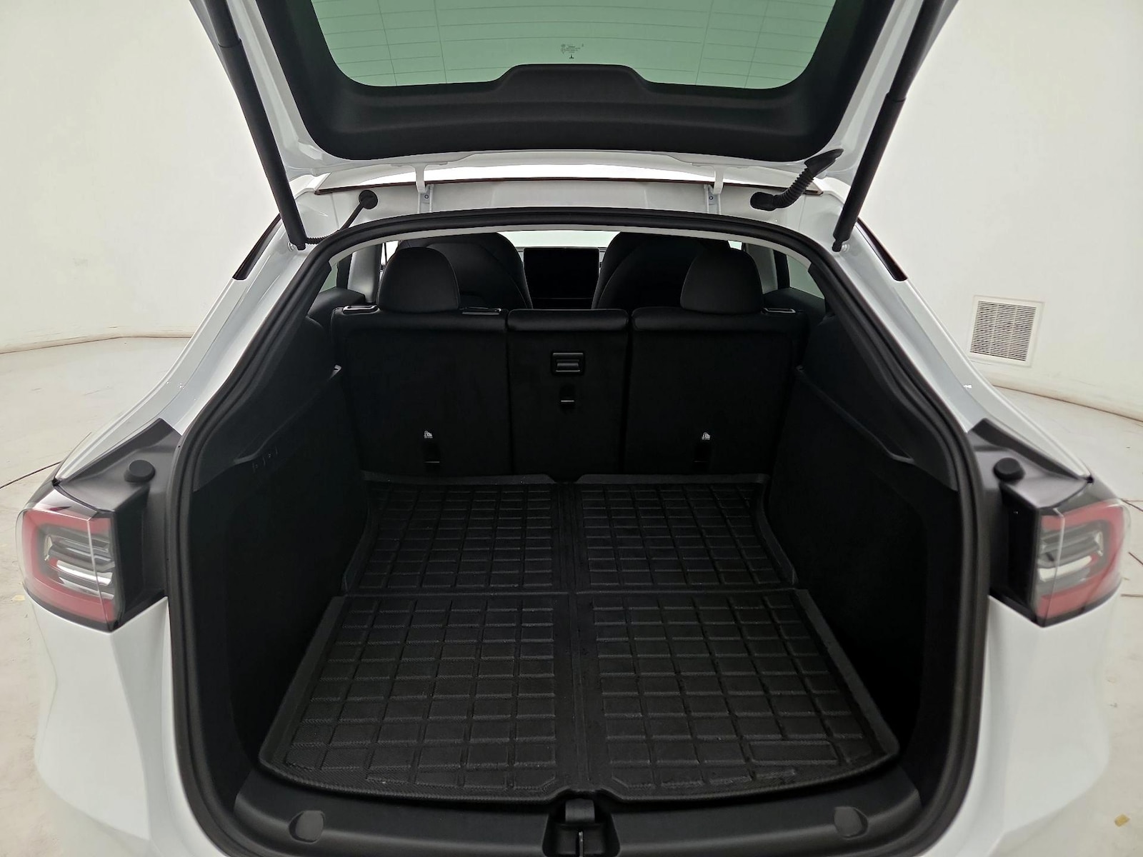 2024 Tesla Model Y Long Range - Photo 22
