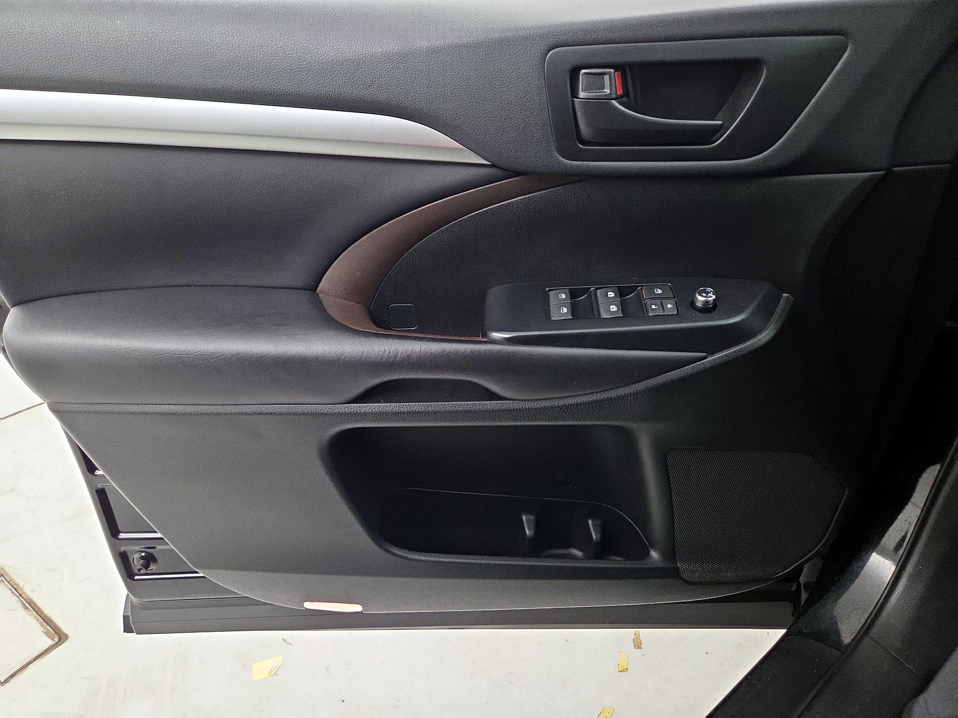 Thumbnail: 2019 Toyota Highlander - 10