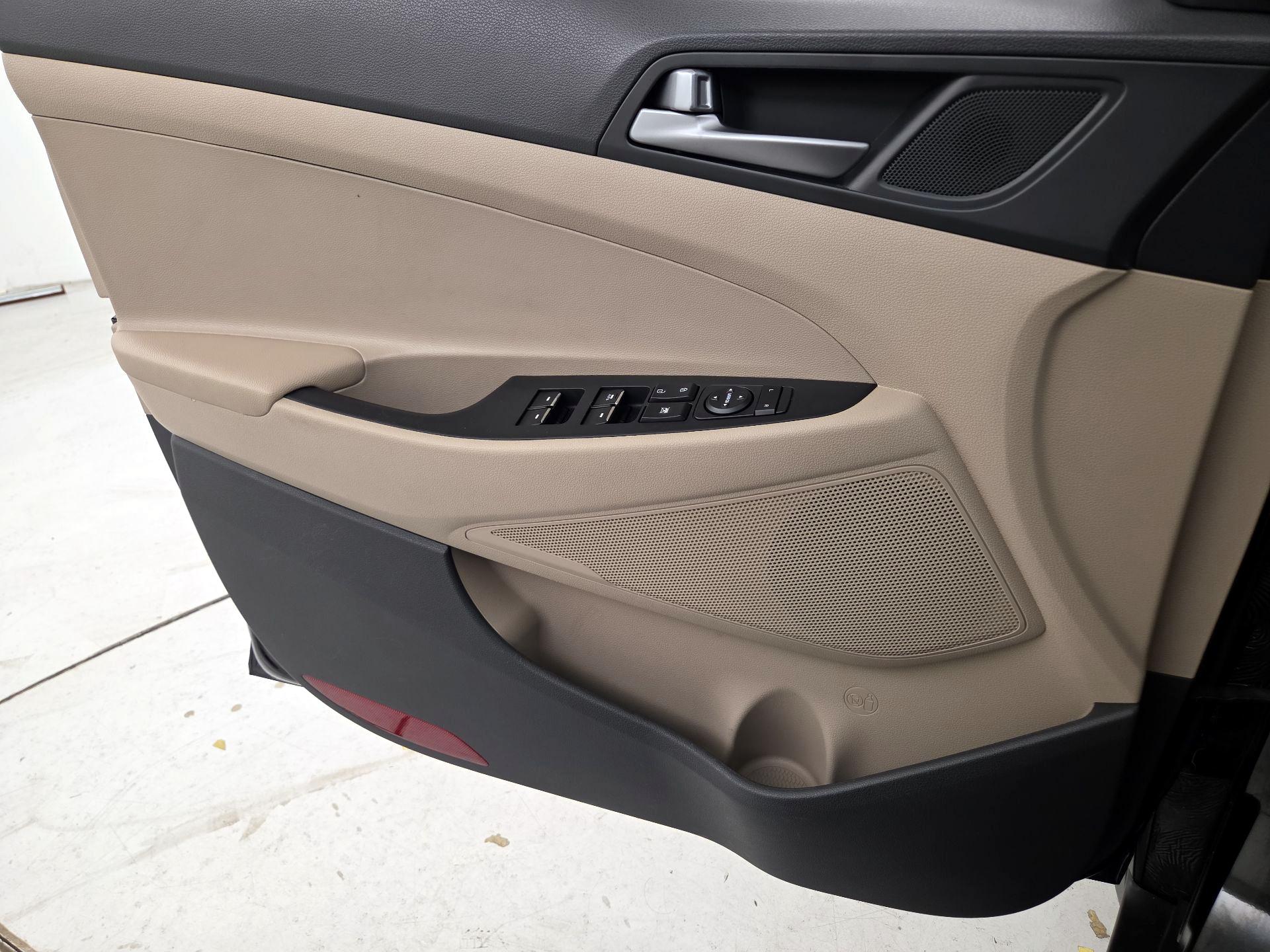 Thumbnail: 2016 Hyundai Tucson - 10