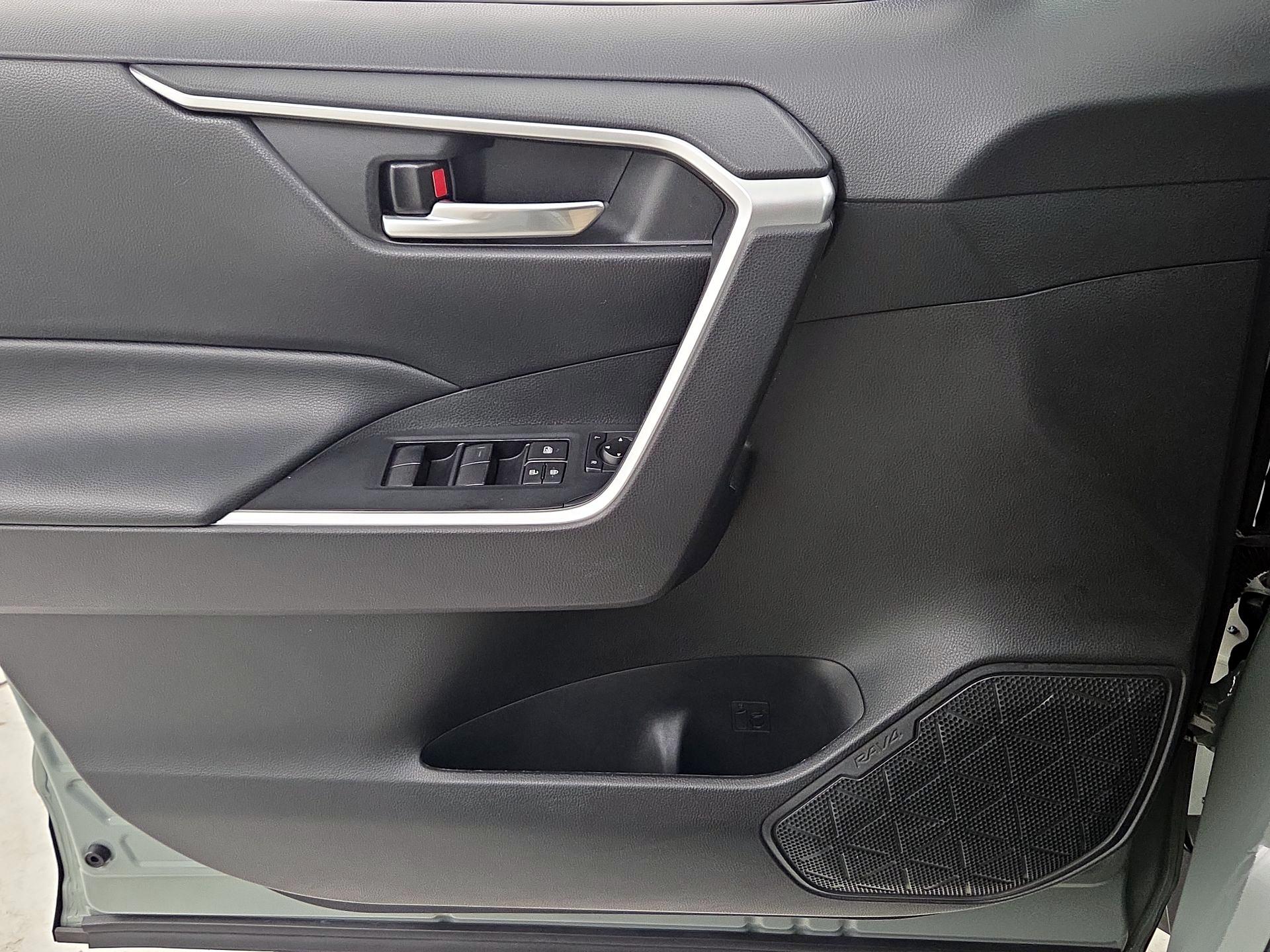 Thumbnail: 2020 Toyota RAV4 - 12