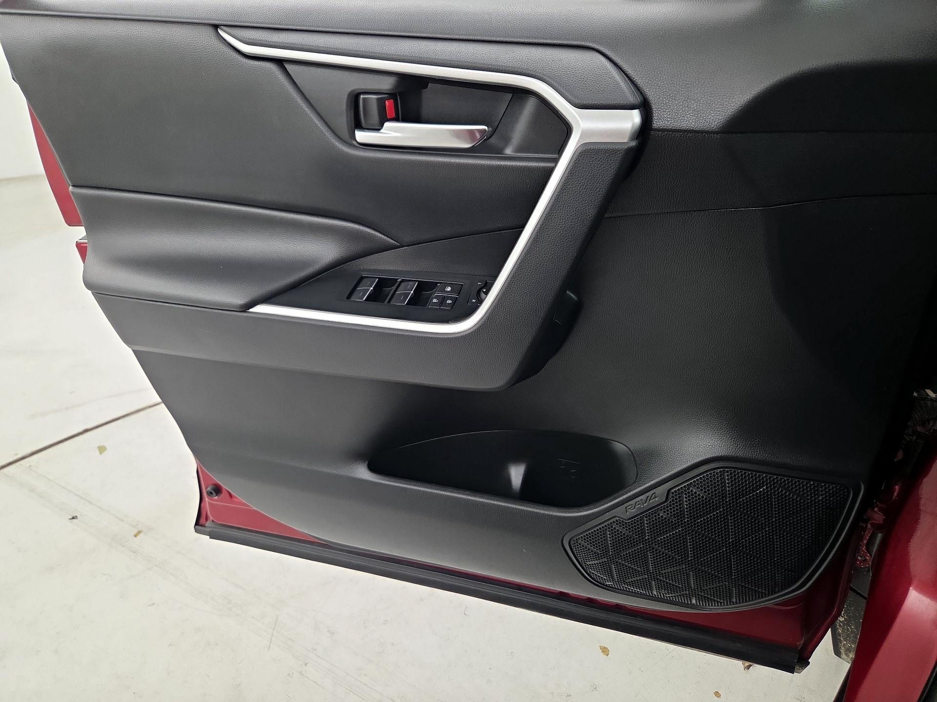 Thumbnail: 2022 Toyota RAV4 - 10