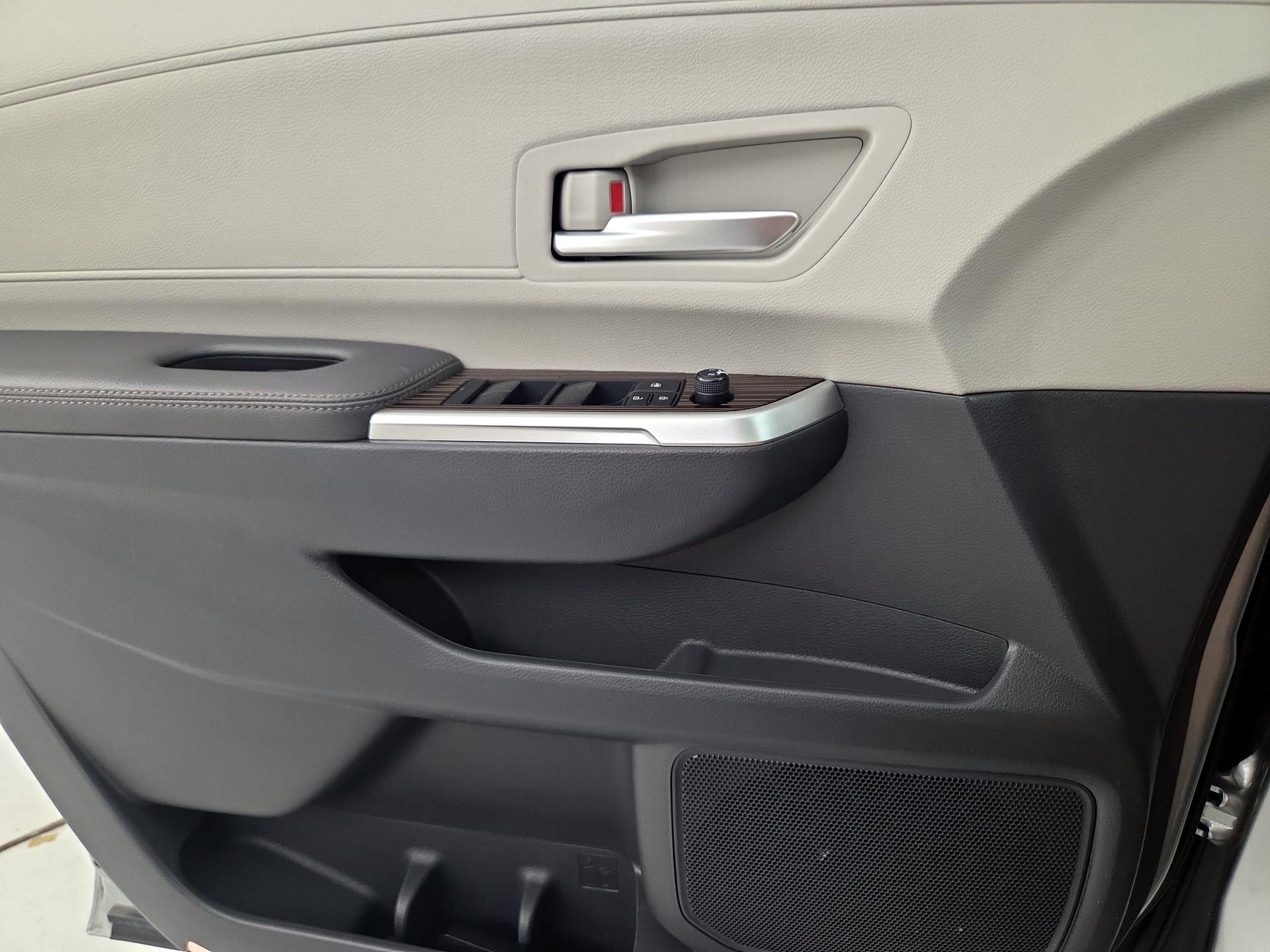 Thumbnail: 2023 Toyota Sienna - 12