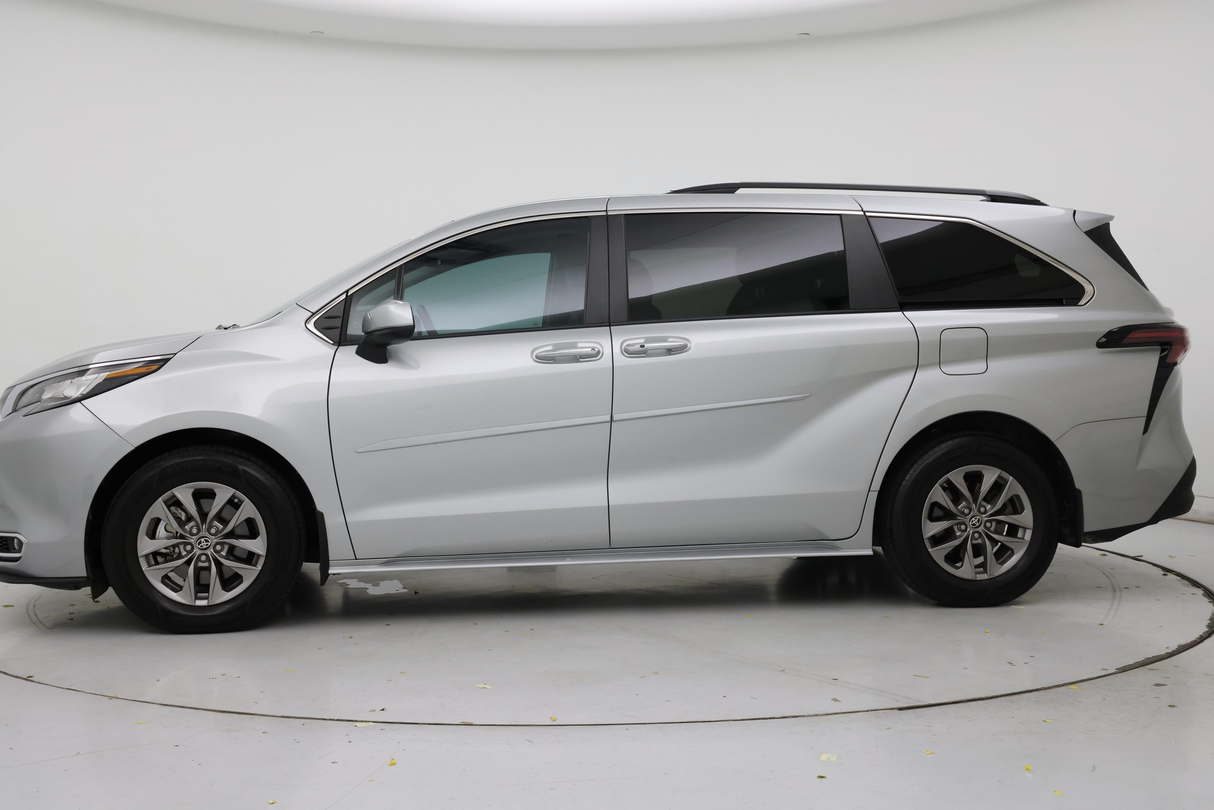 Thumbnail: 2023 Toyota Sienna - 3