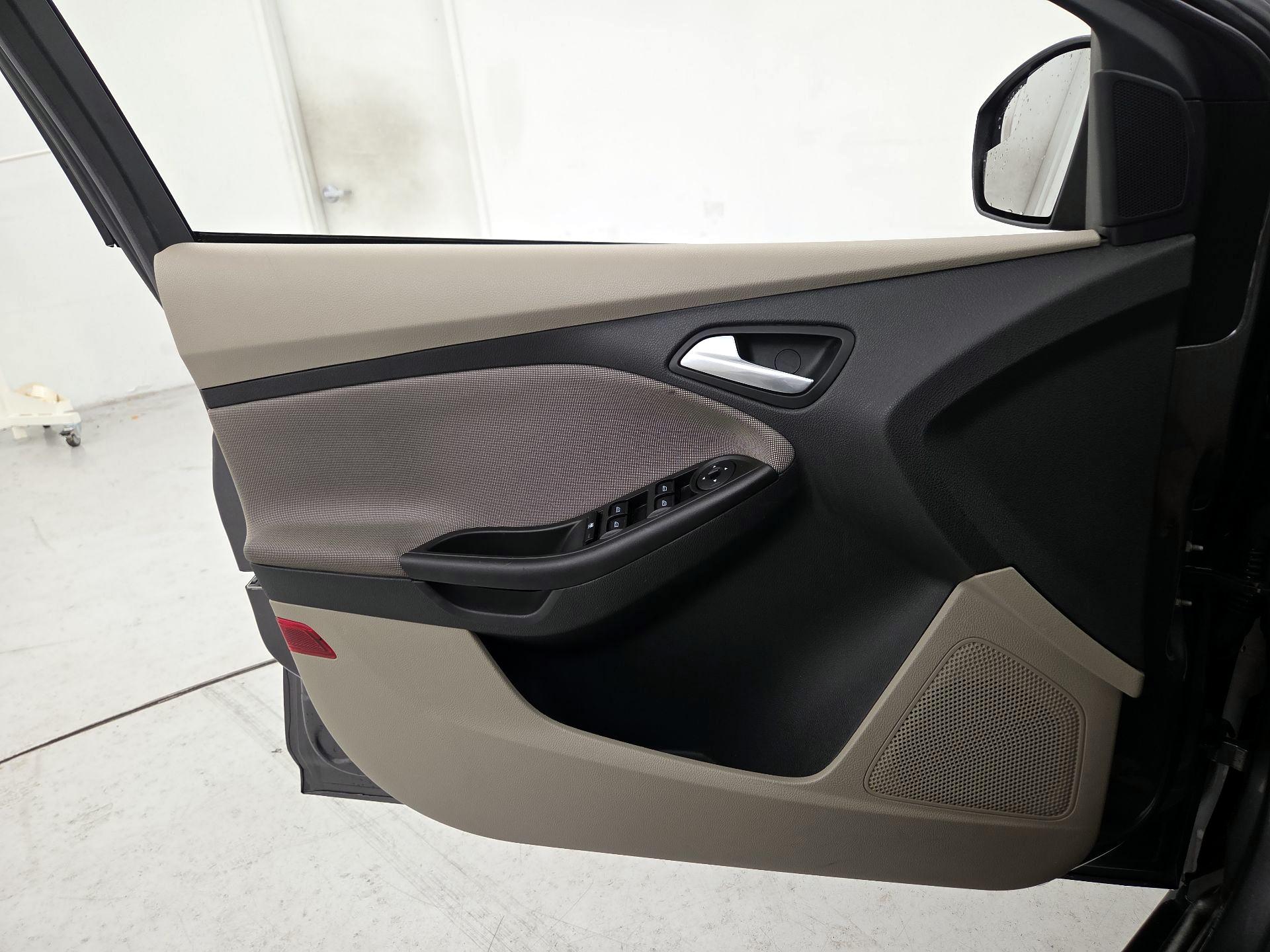 Thumbnail: 2014 Ford Focus - 12