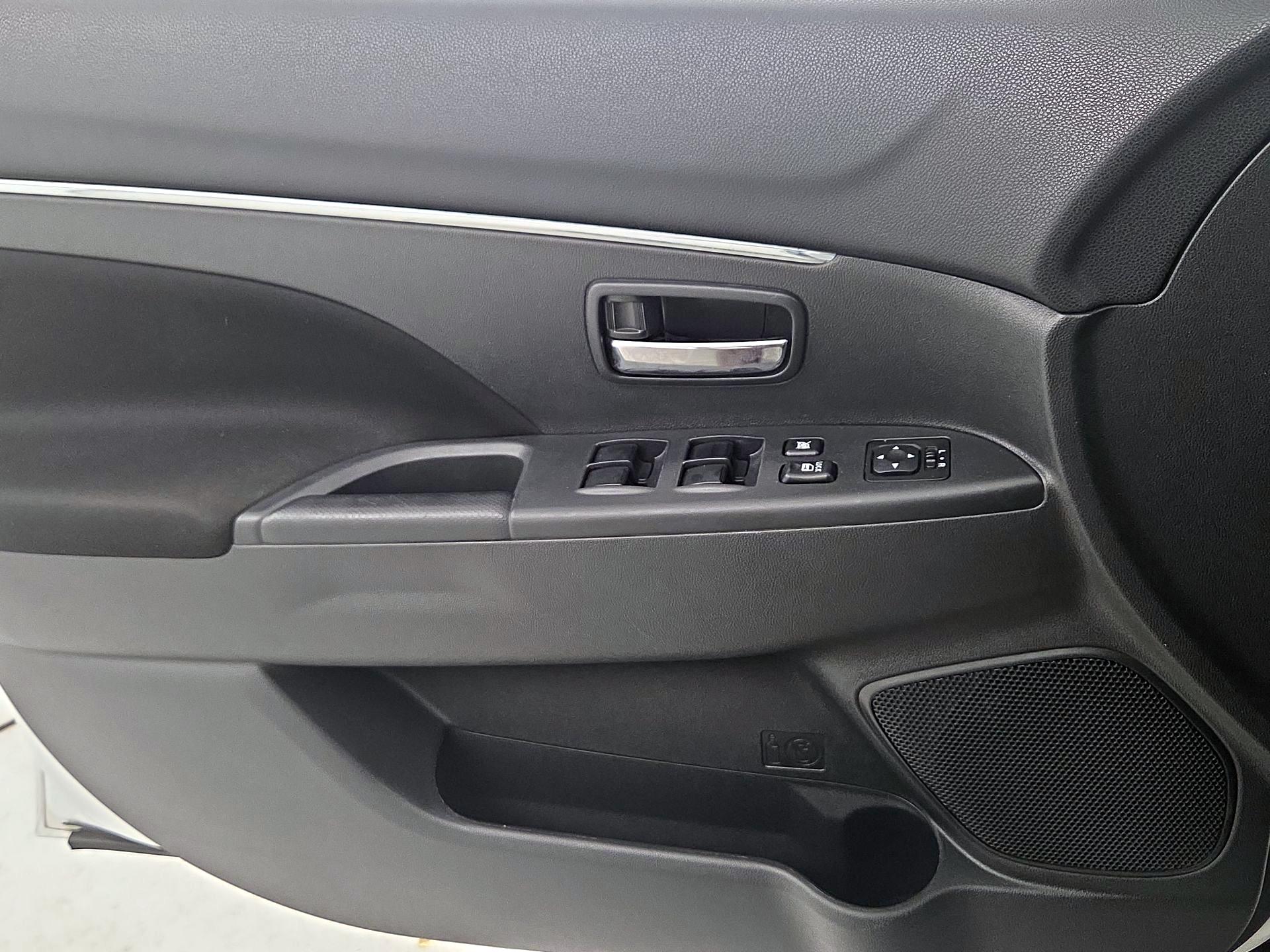Thumbnail: 2020 Mitsubishi Outlander Sport - 12