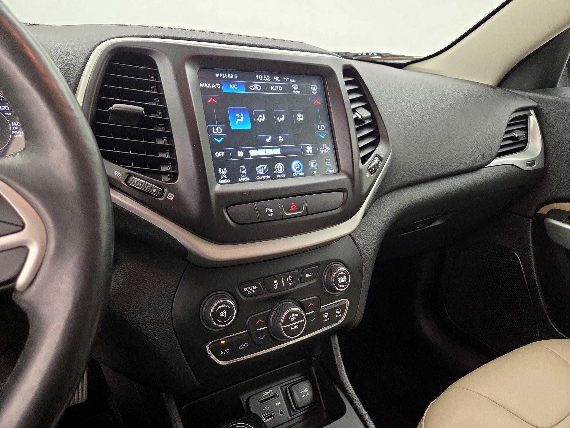 Thumbnail: 2018 Jeep Cherokee - 16