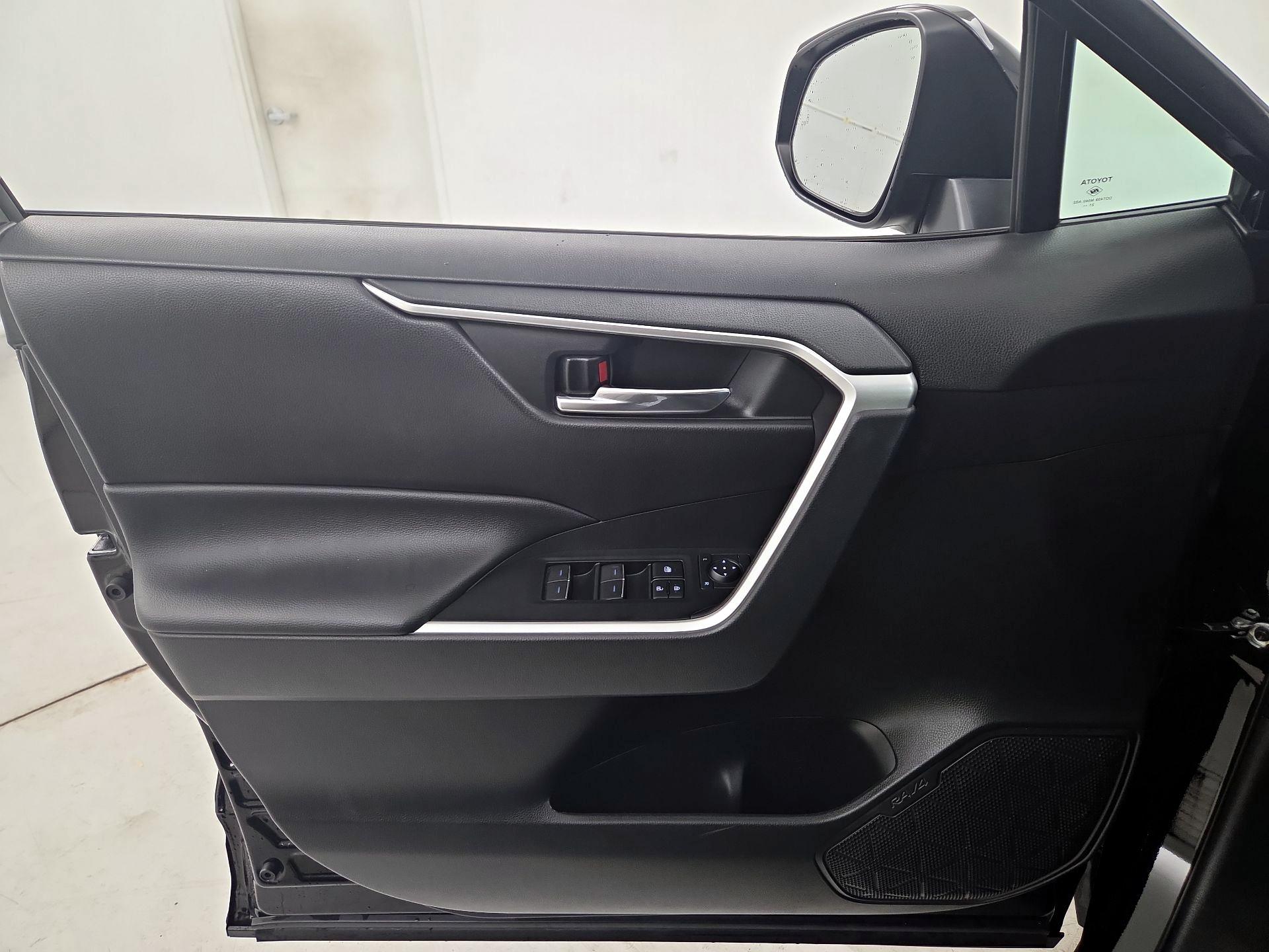 Thumbnail: 2022 Toyota RAV4 - 12
