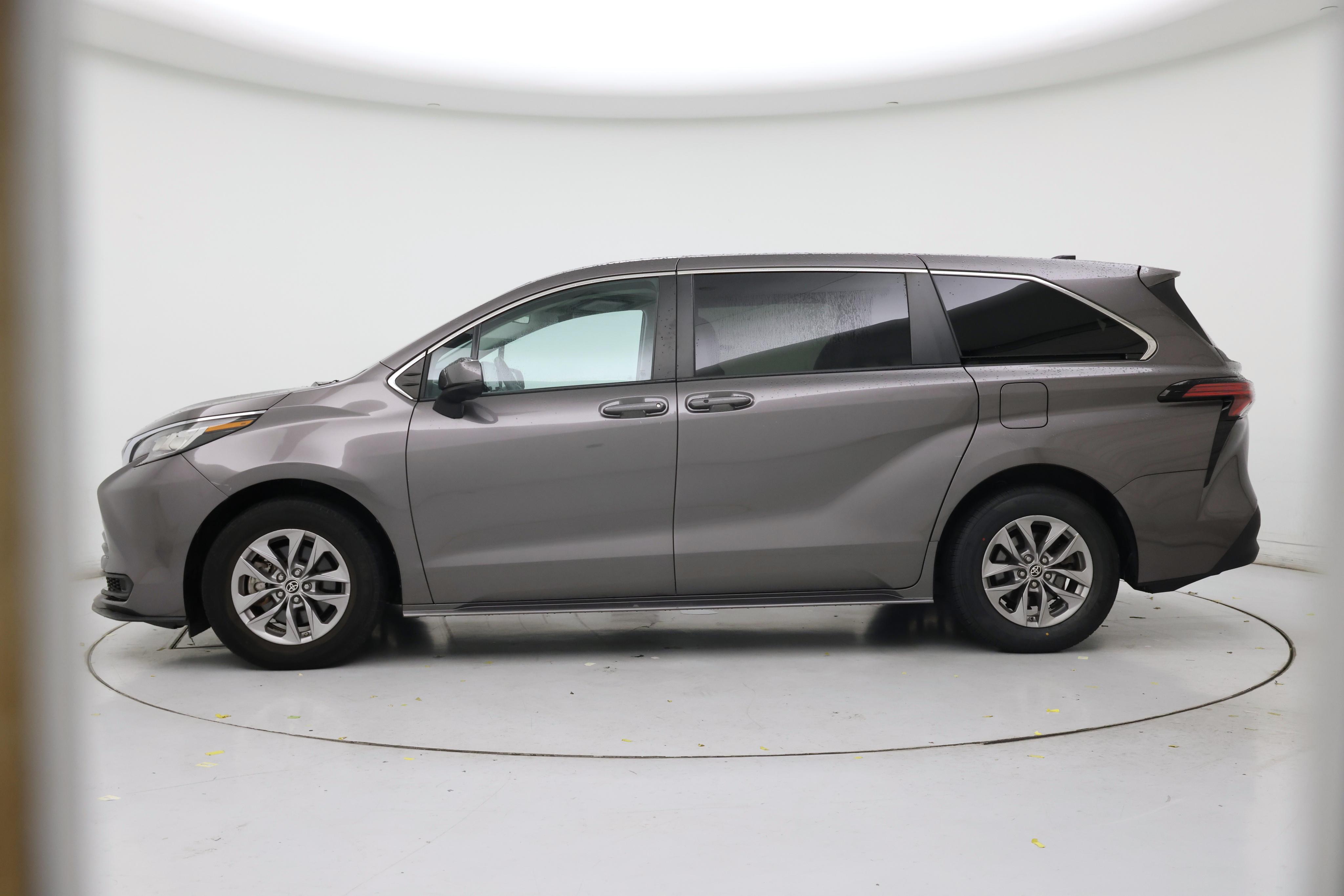 Thumbnail: 2022 Toyota Sienna - 3