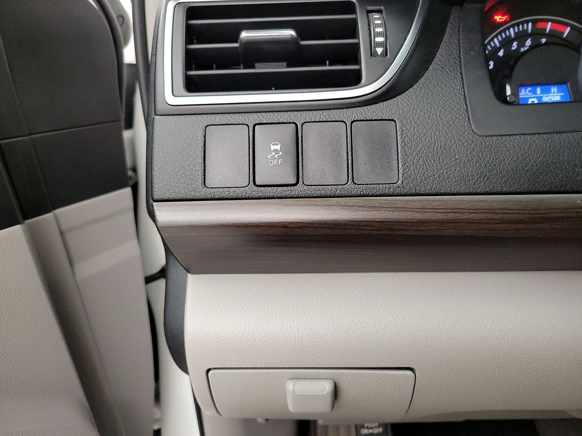 Thumbnail: 2015 Toyota Camry - 13