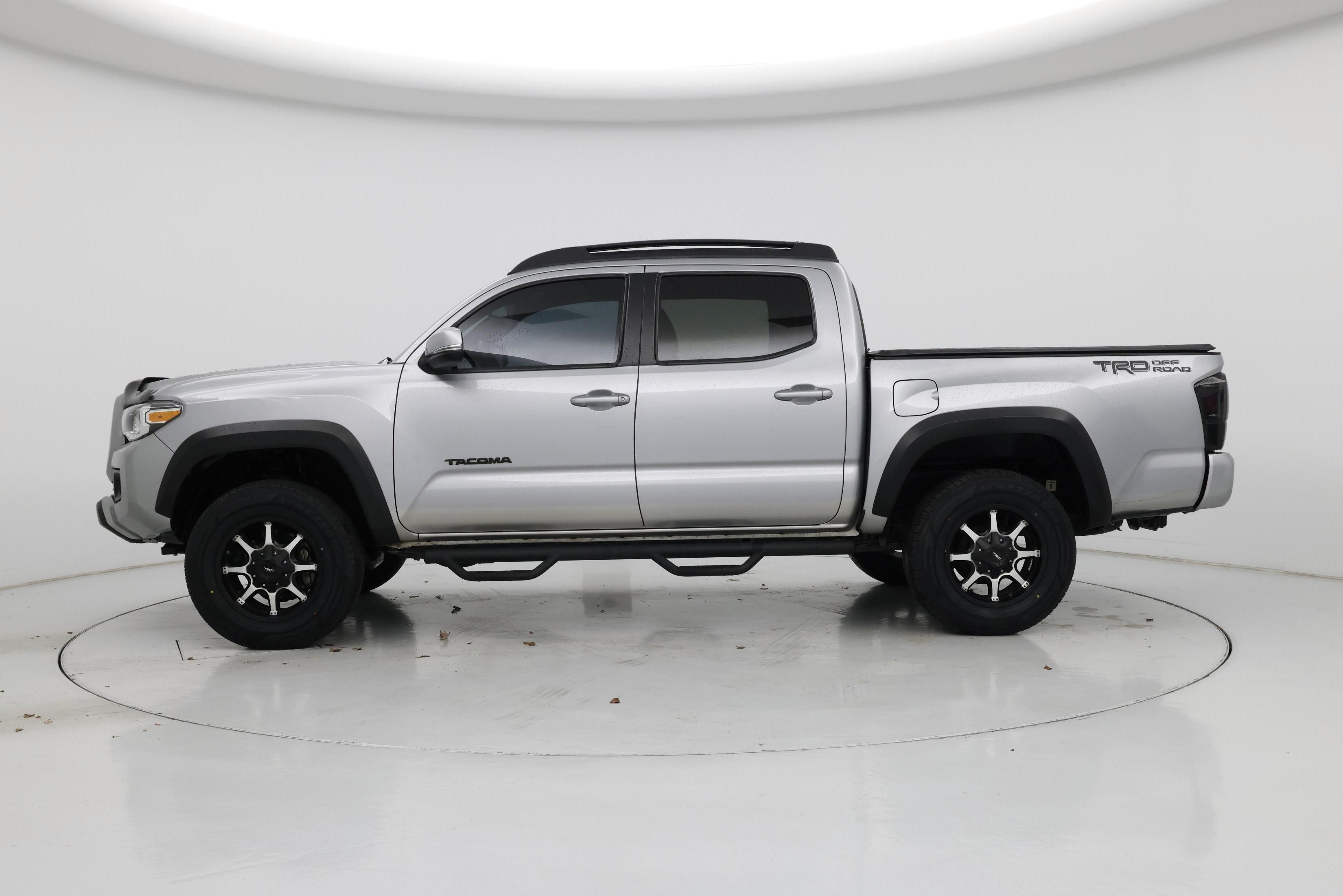 Thumbnail: 2017 Toyota Tacoma - 3