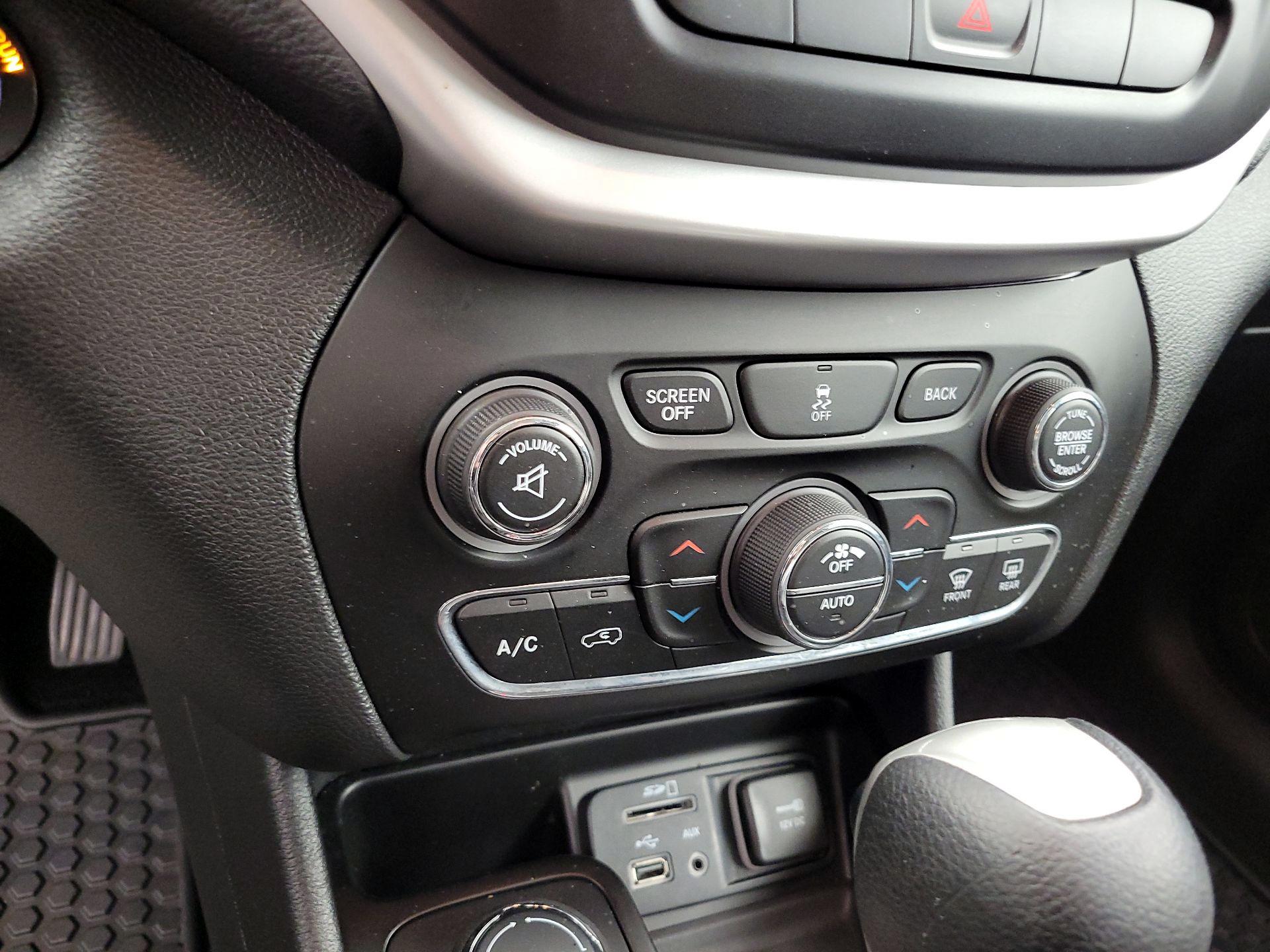 Thumbnail: 2014 Jeep Cherokee - 17