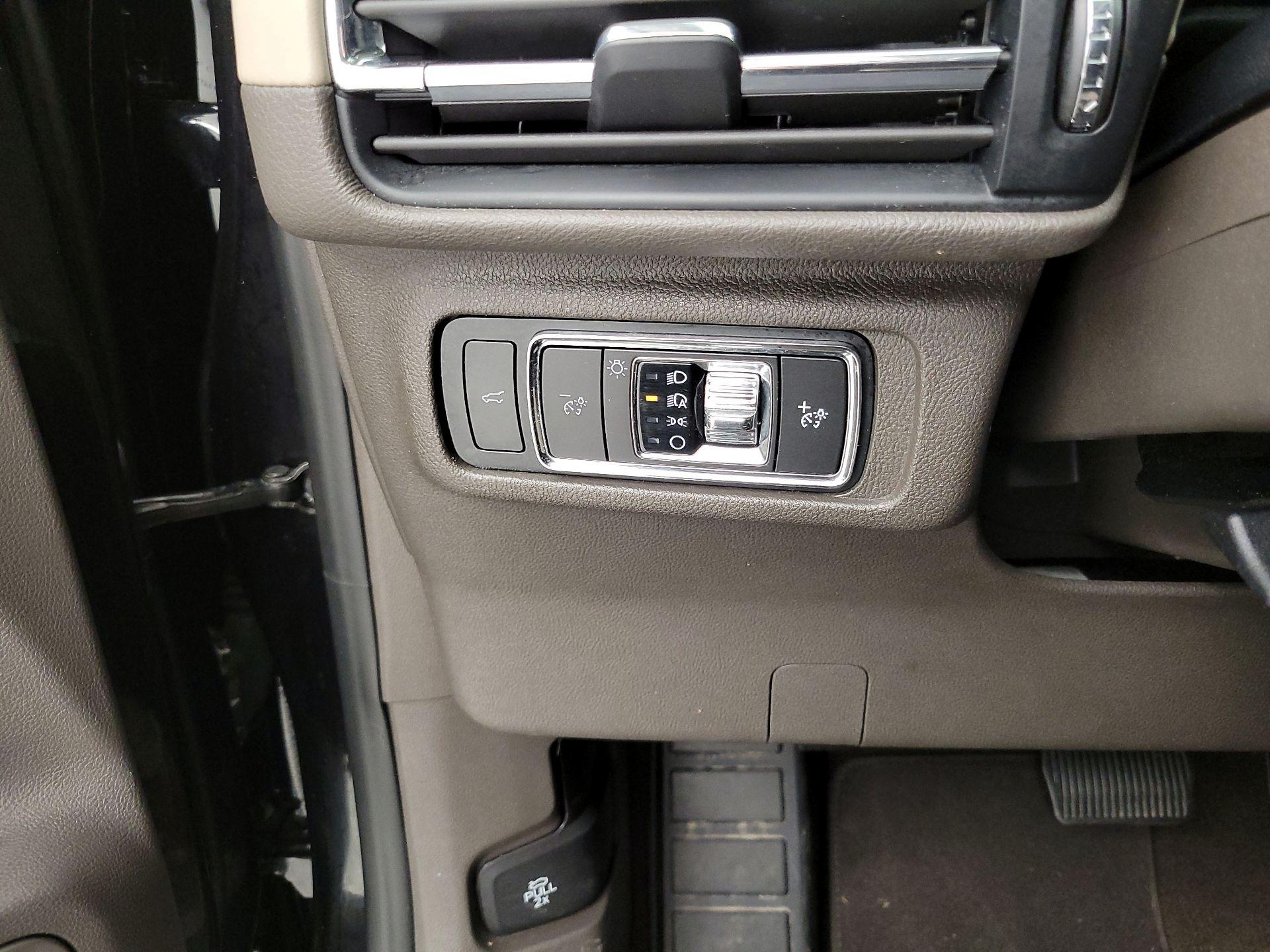 Thumbnail: 2021 Lincoln Corsair - 13