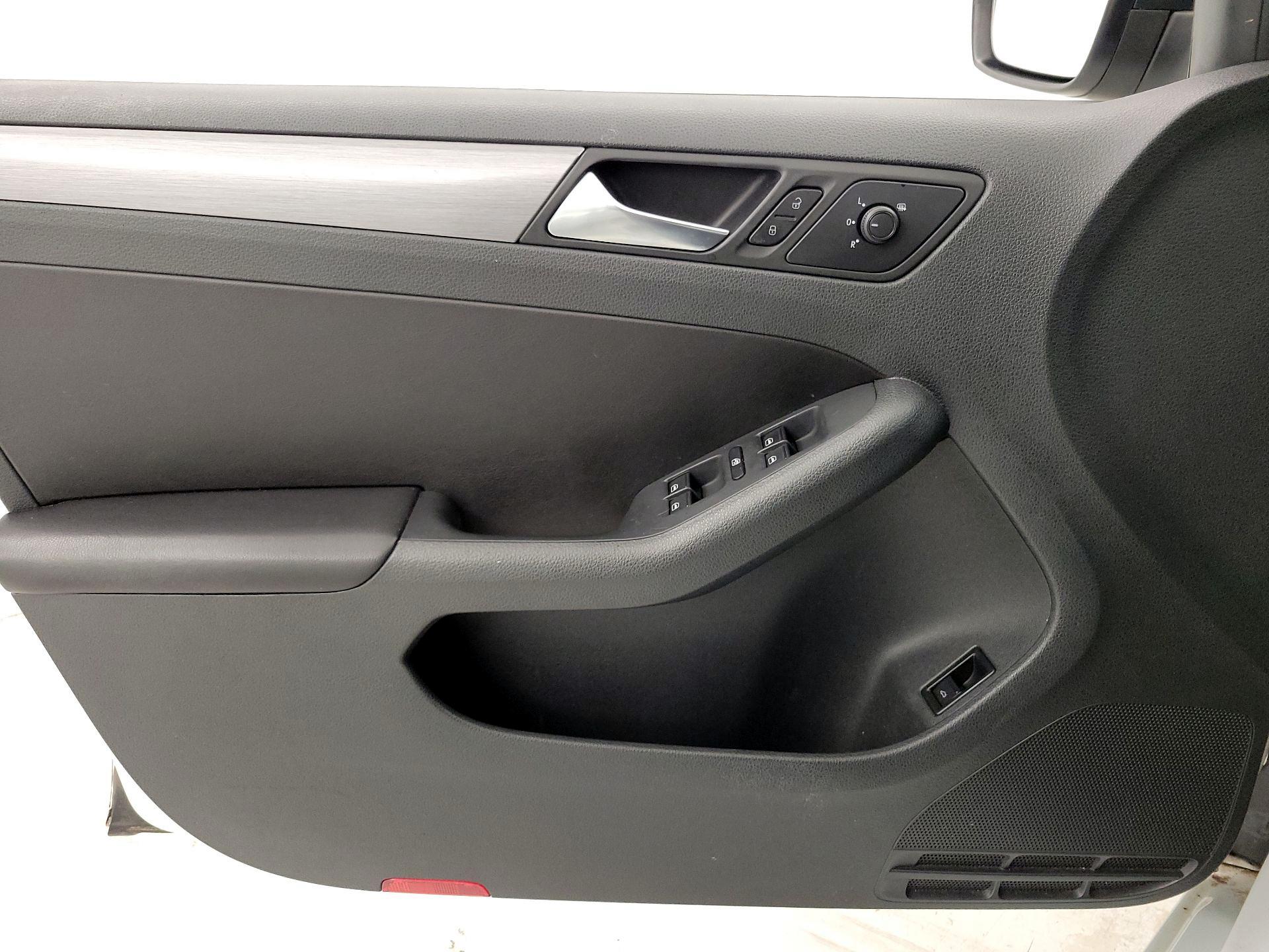 Thumbnail: 2016 Volkswagen Jetta - 12