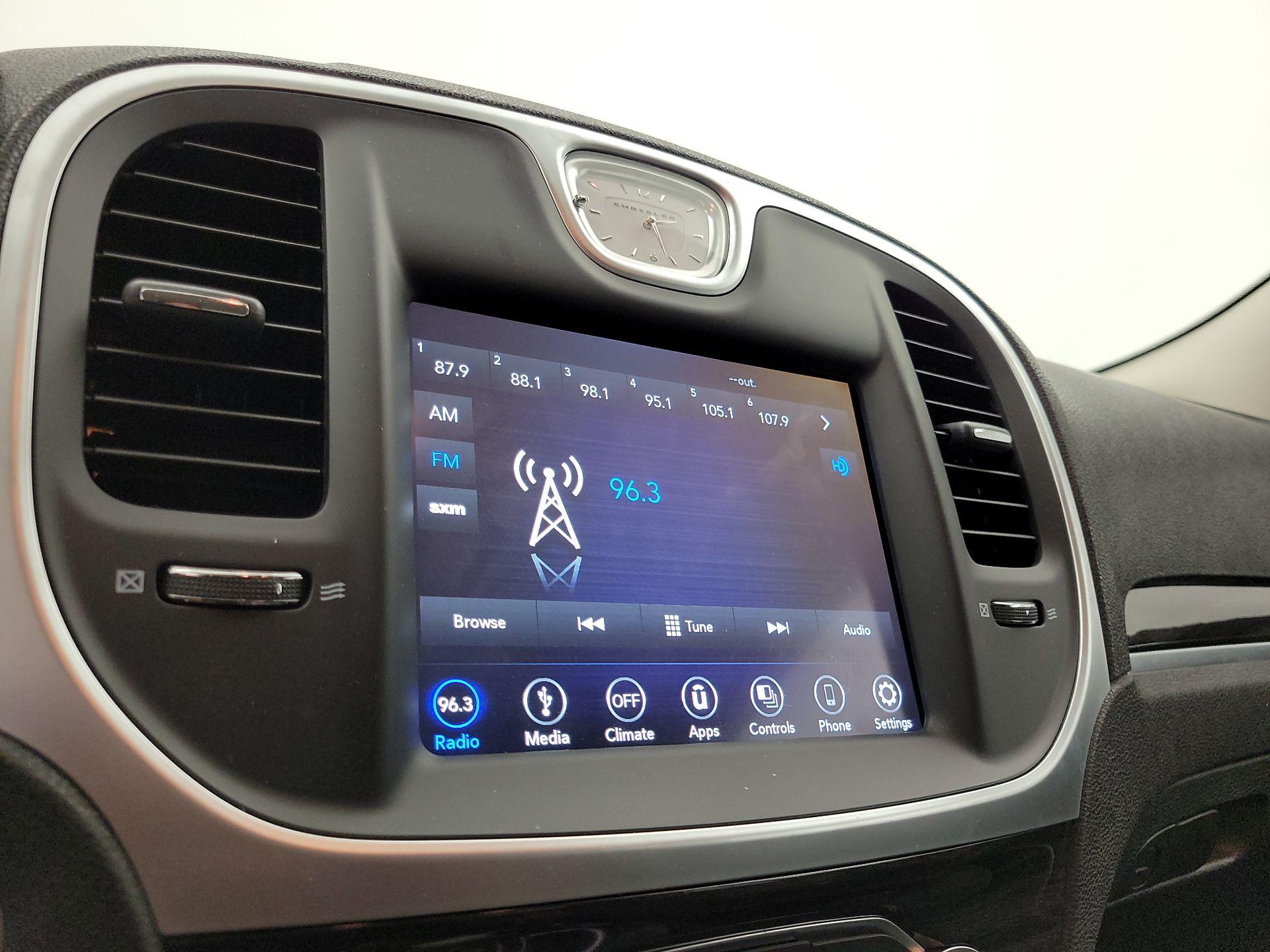 Thumbnail: 2019 Chrysler 300 - 15