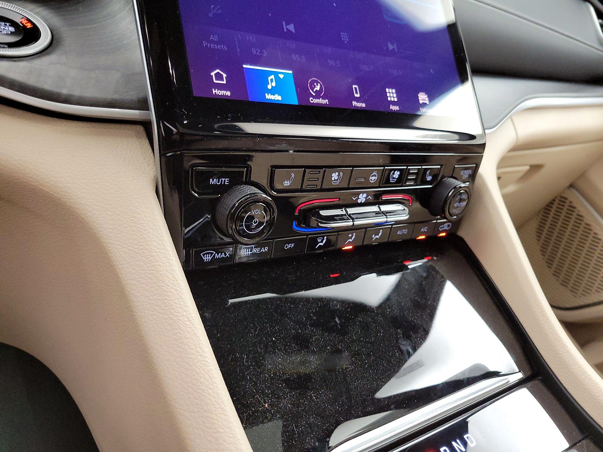 Thumbnail: 2024 Jeep Grand Cherokee L - 17