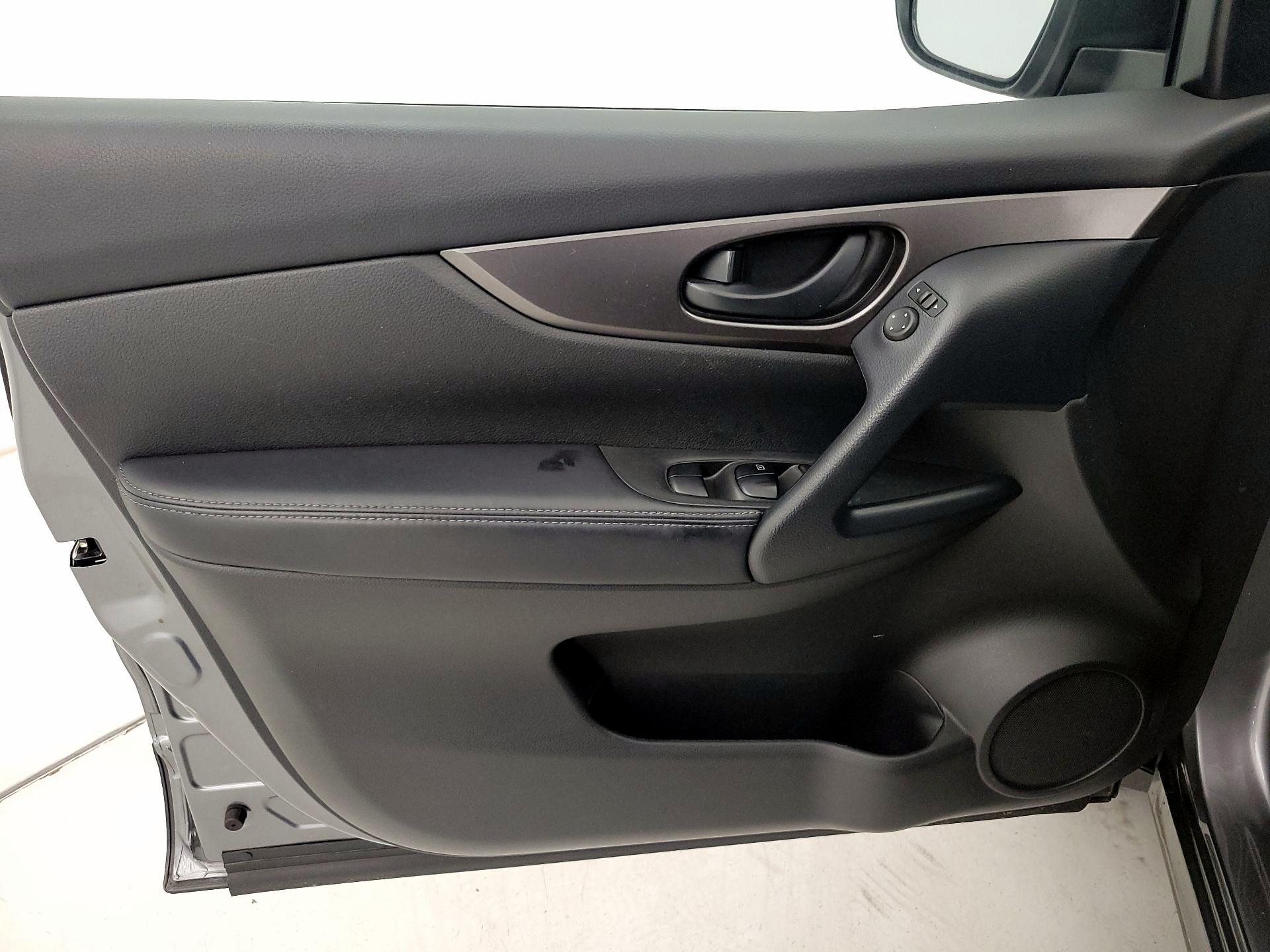 Thumbnail: 2021 Nissan Rogue Sport - 12