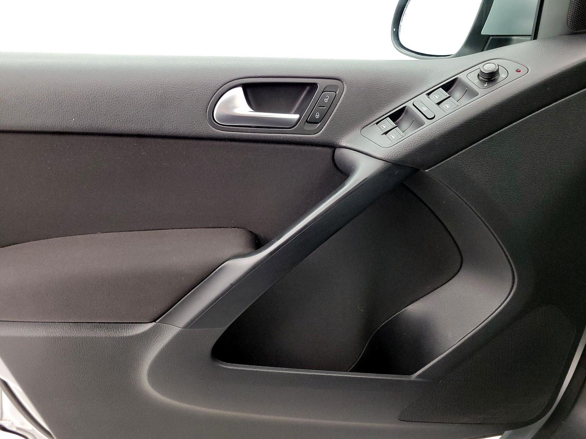 Thumbnail: 2018 Volkswagen Tiguan - 12