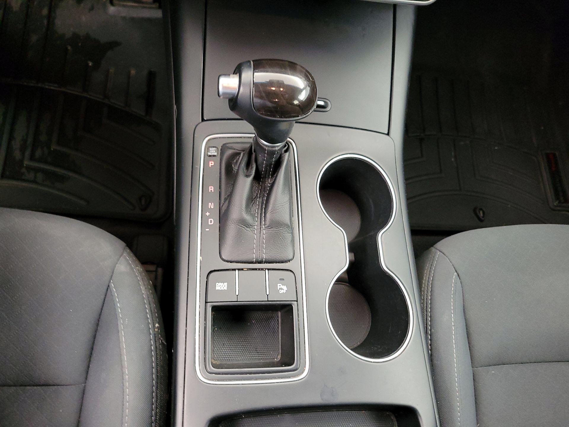 Thumbnail: 2017 Kia Sorento - 17