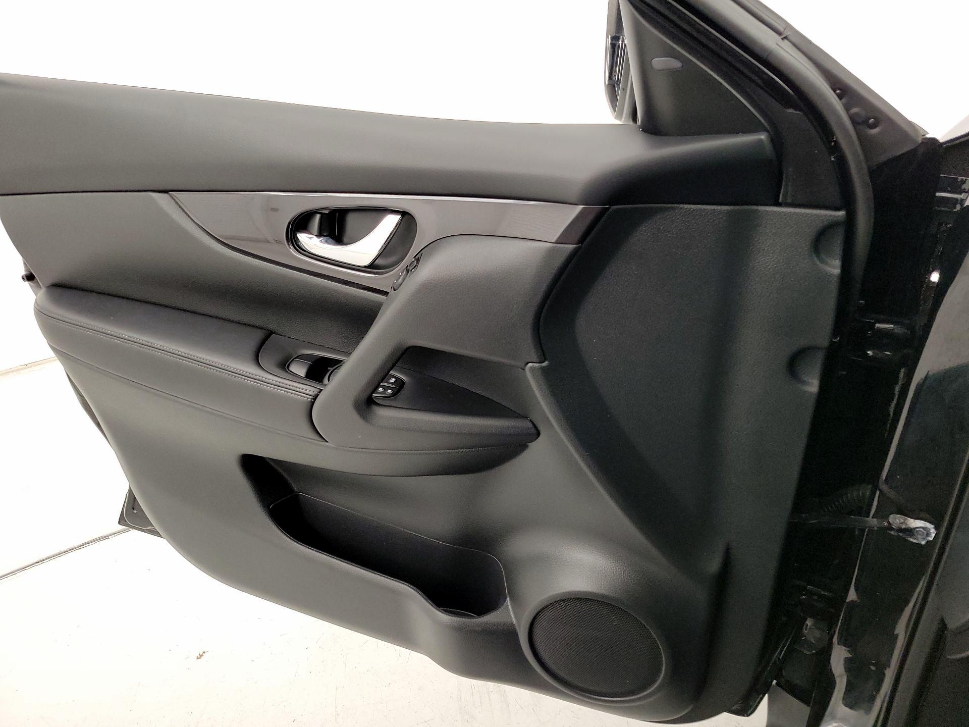 Thumbnail: 2019 Nissan Rogue - 12