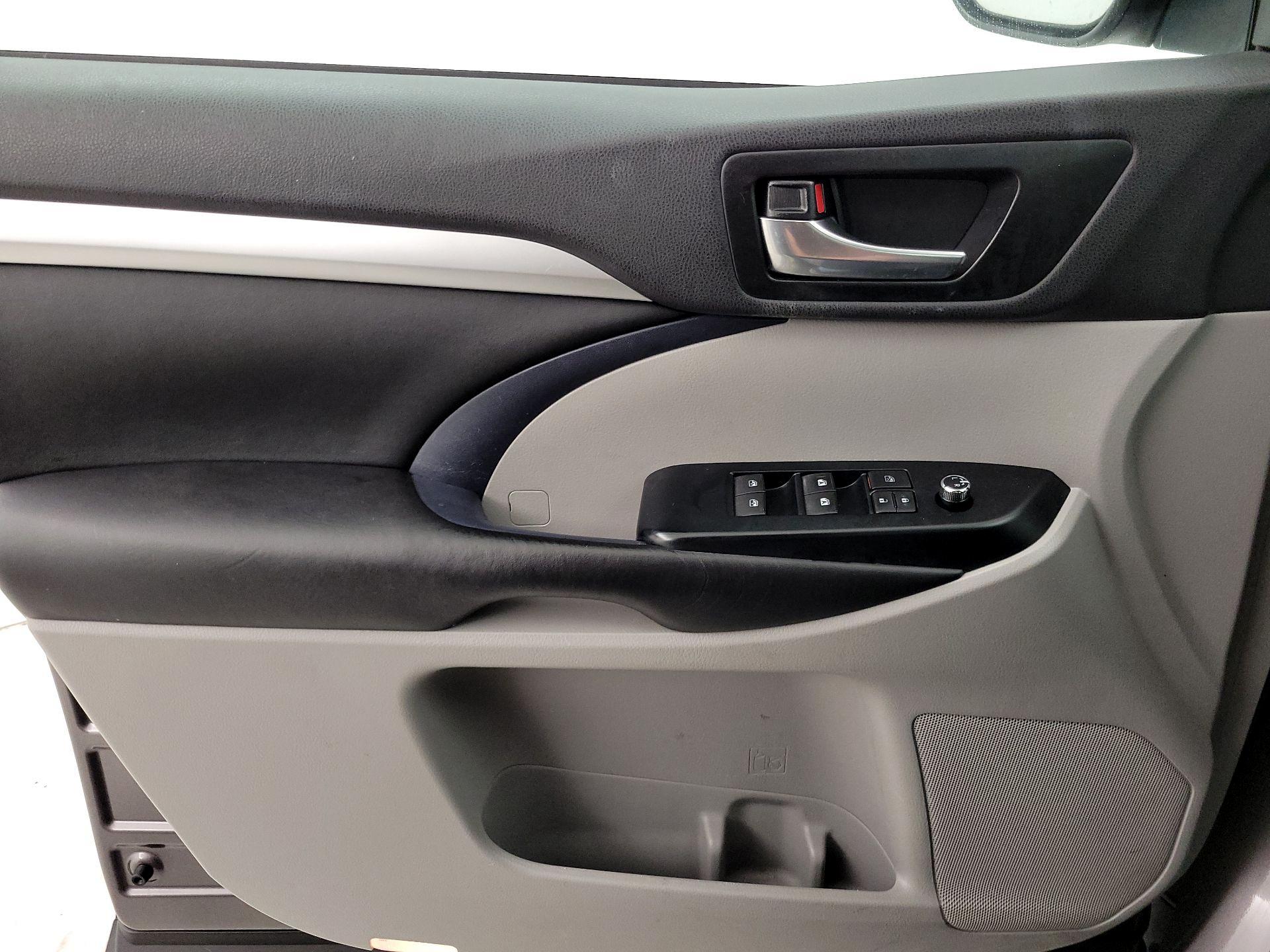 Thumbnail: 2019 Toyota Highlander - 12