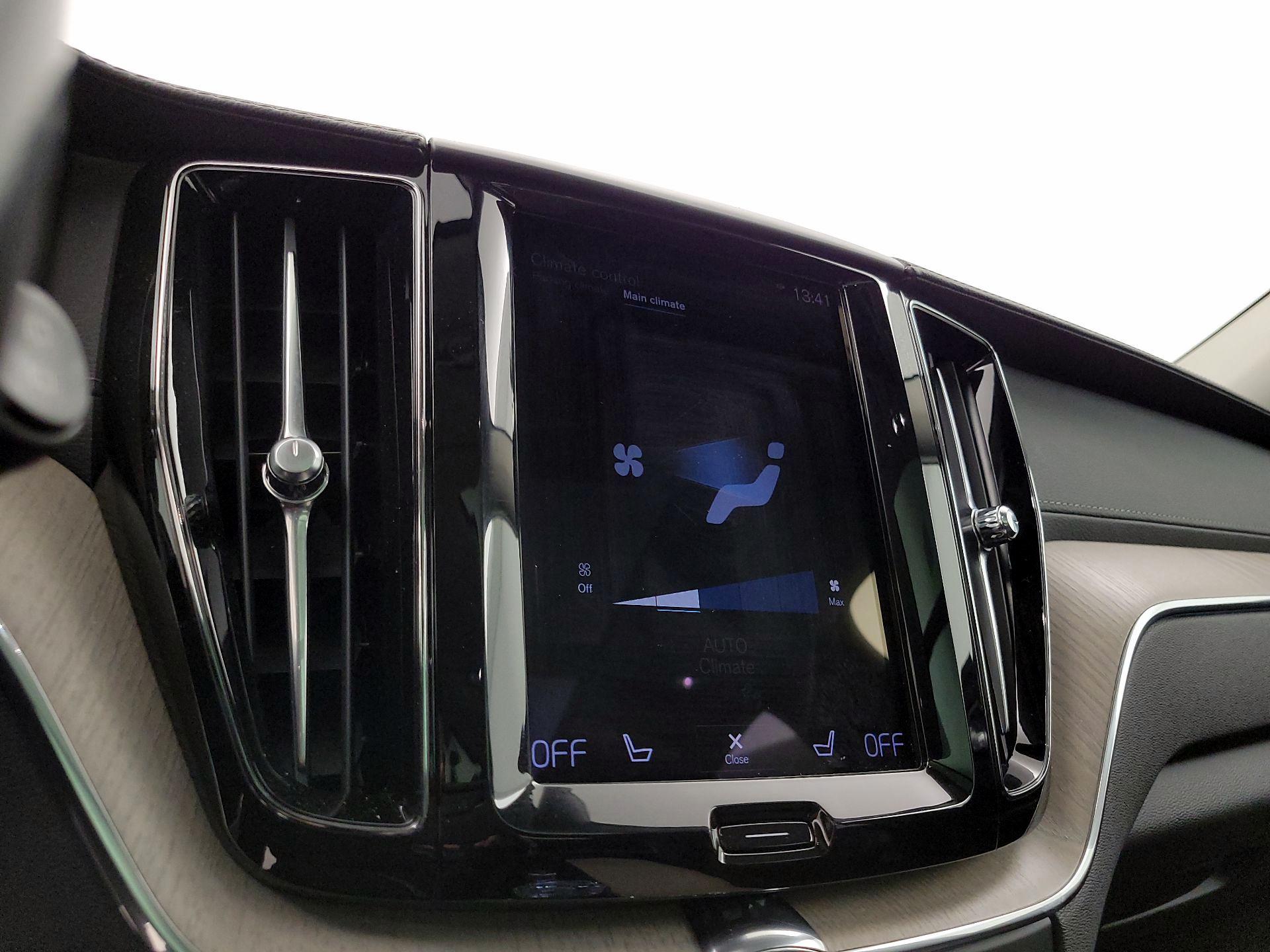 Thumbnail: 2021 Volvo XC60 - 17