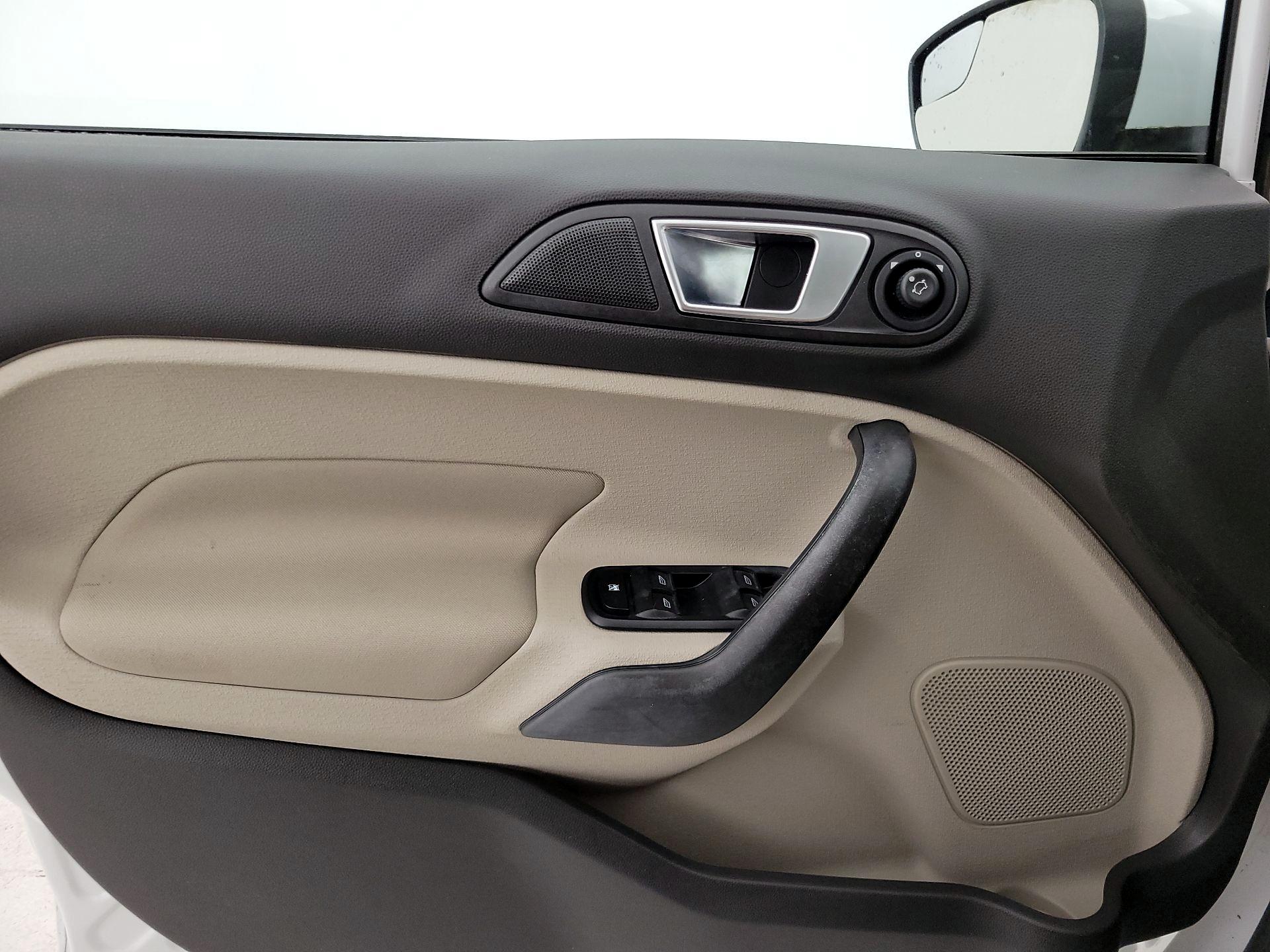 Thumbnail: 2016 Ford Fiesta - 12