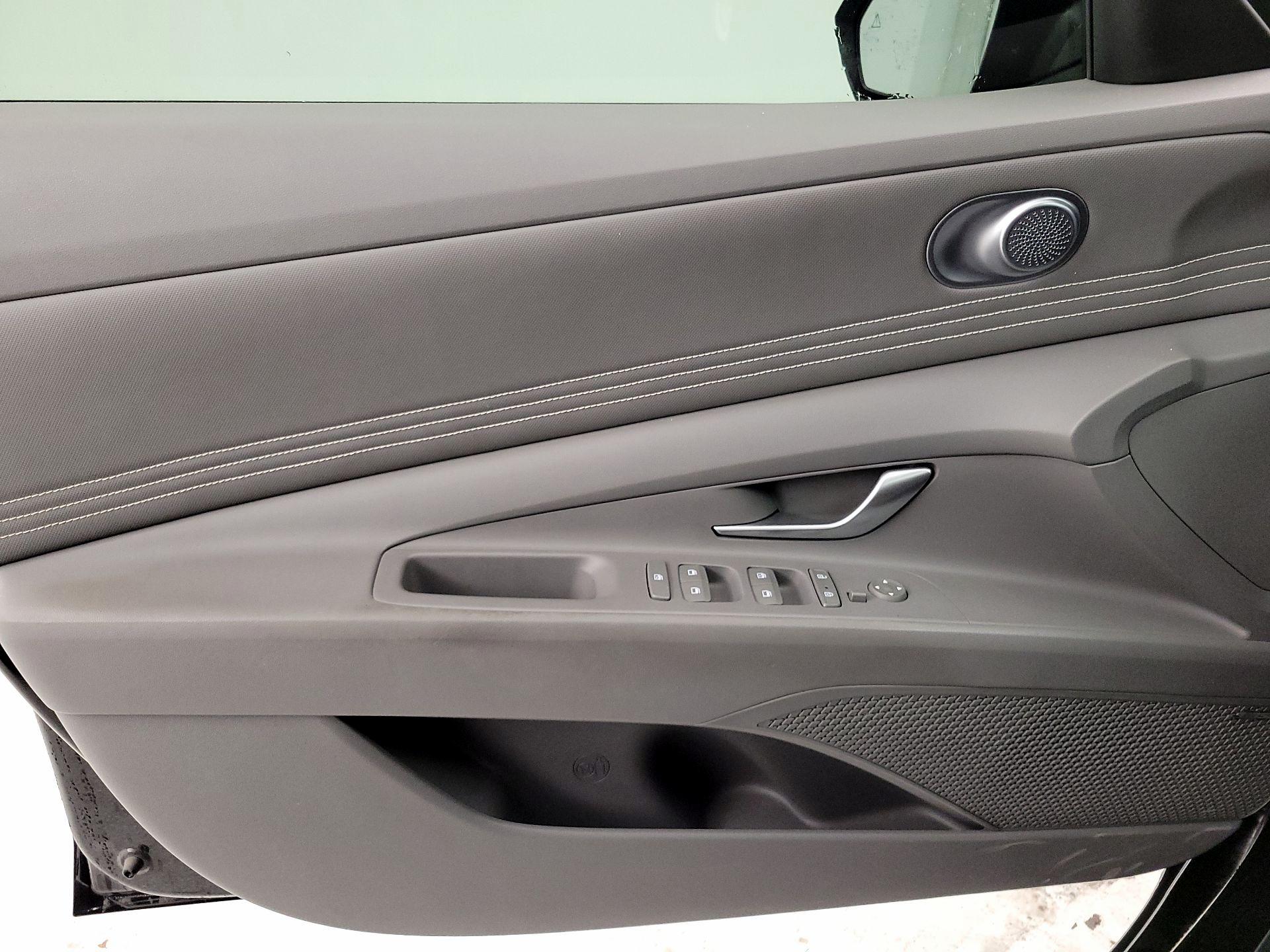 Thumbnail: 2022 Hyundai Elantra - 12