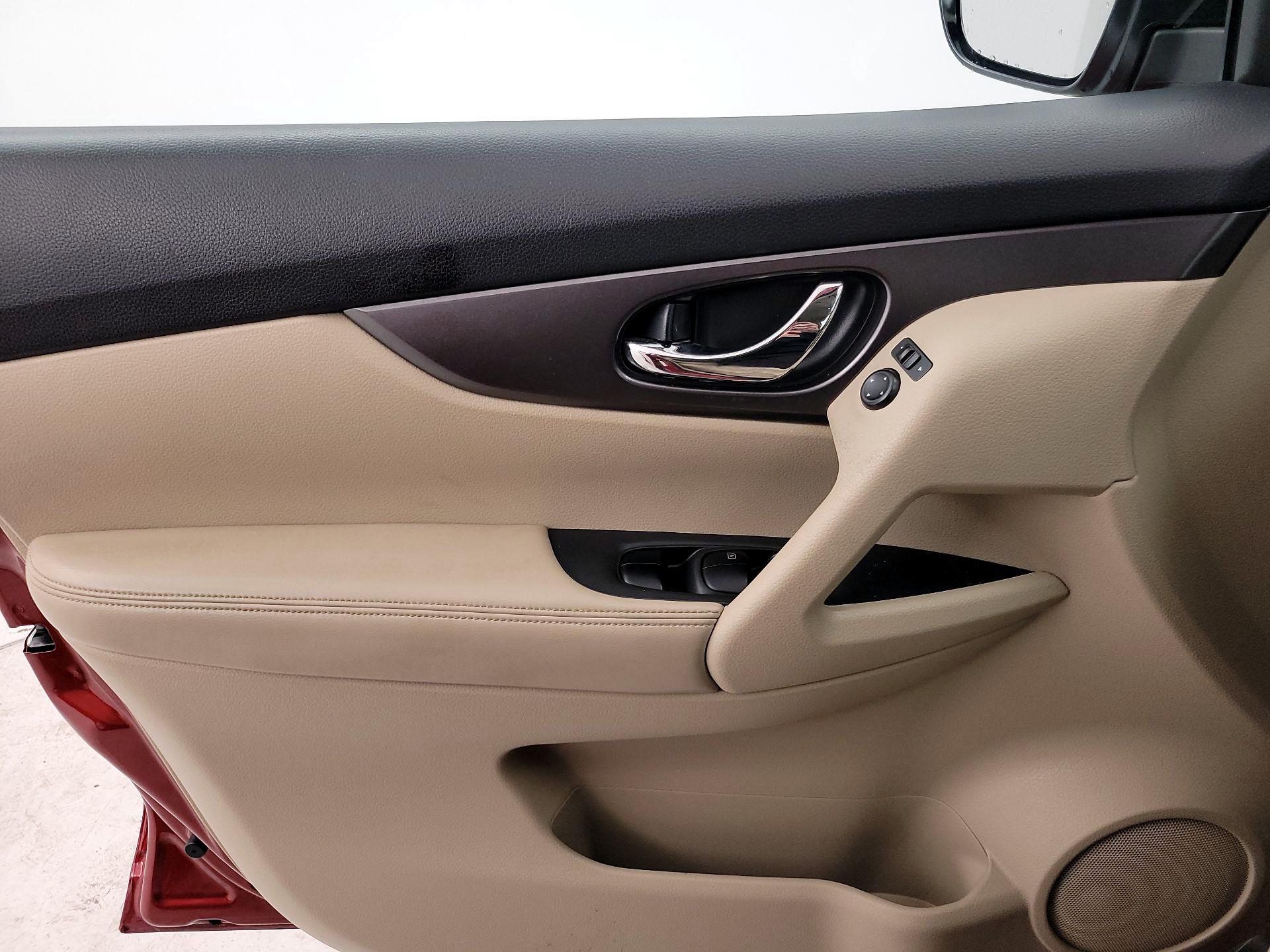 Thumbnail: 2016 Nissan Rogue - 12