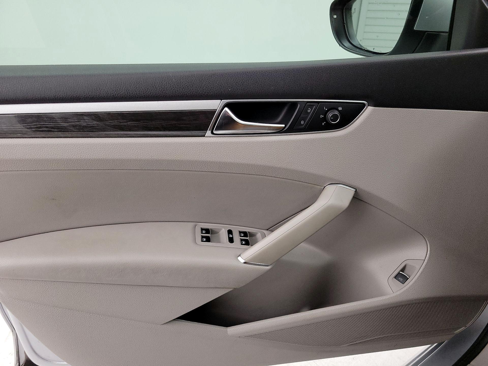 Thumbnail: 2017 Volkswagen Passat - 12