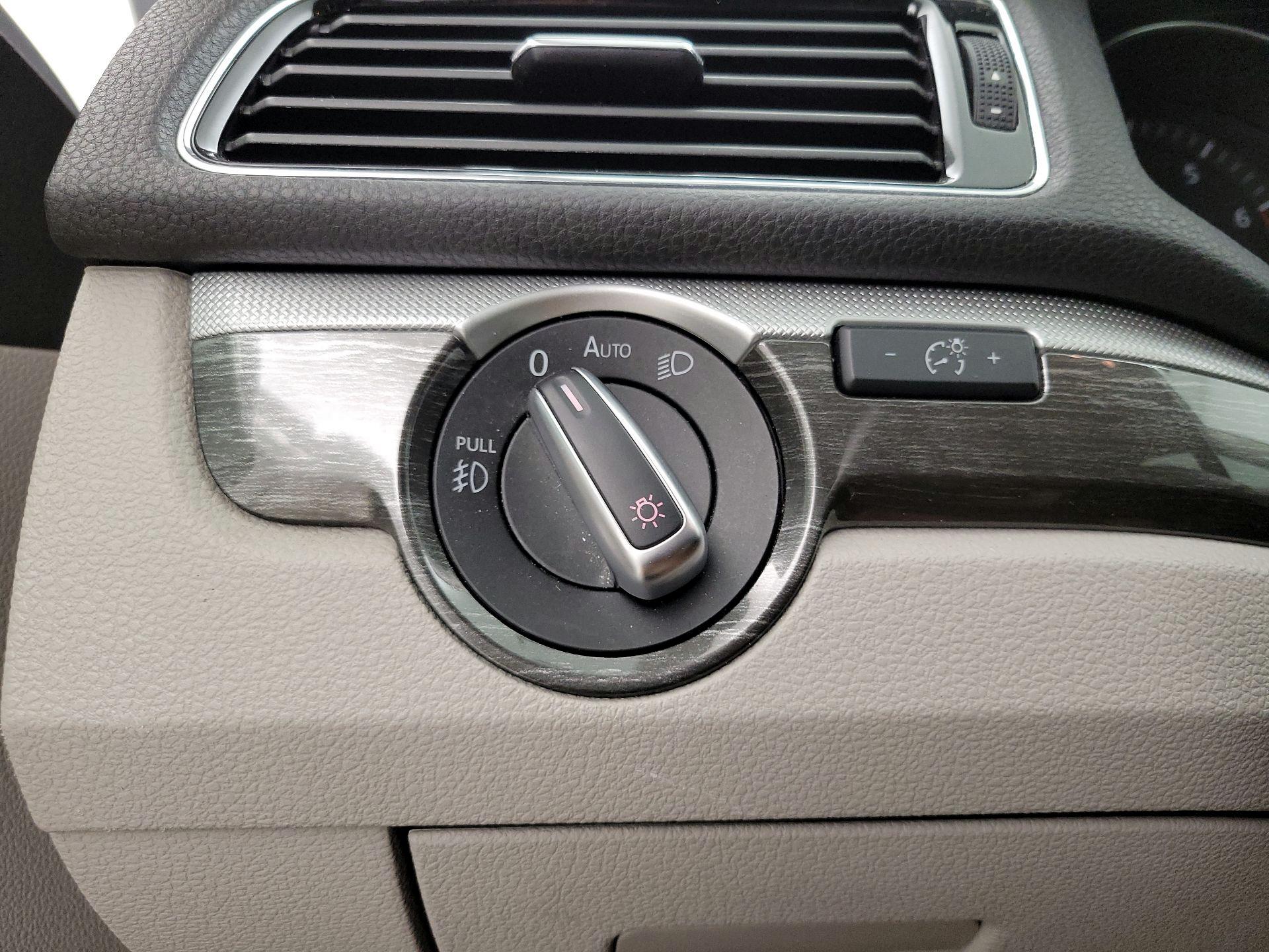 Thumbnail: 2017 Volkswagen Passat - 13