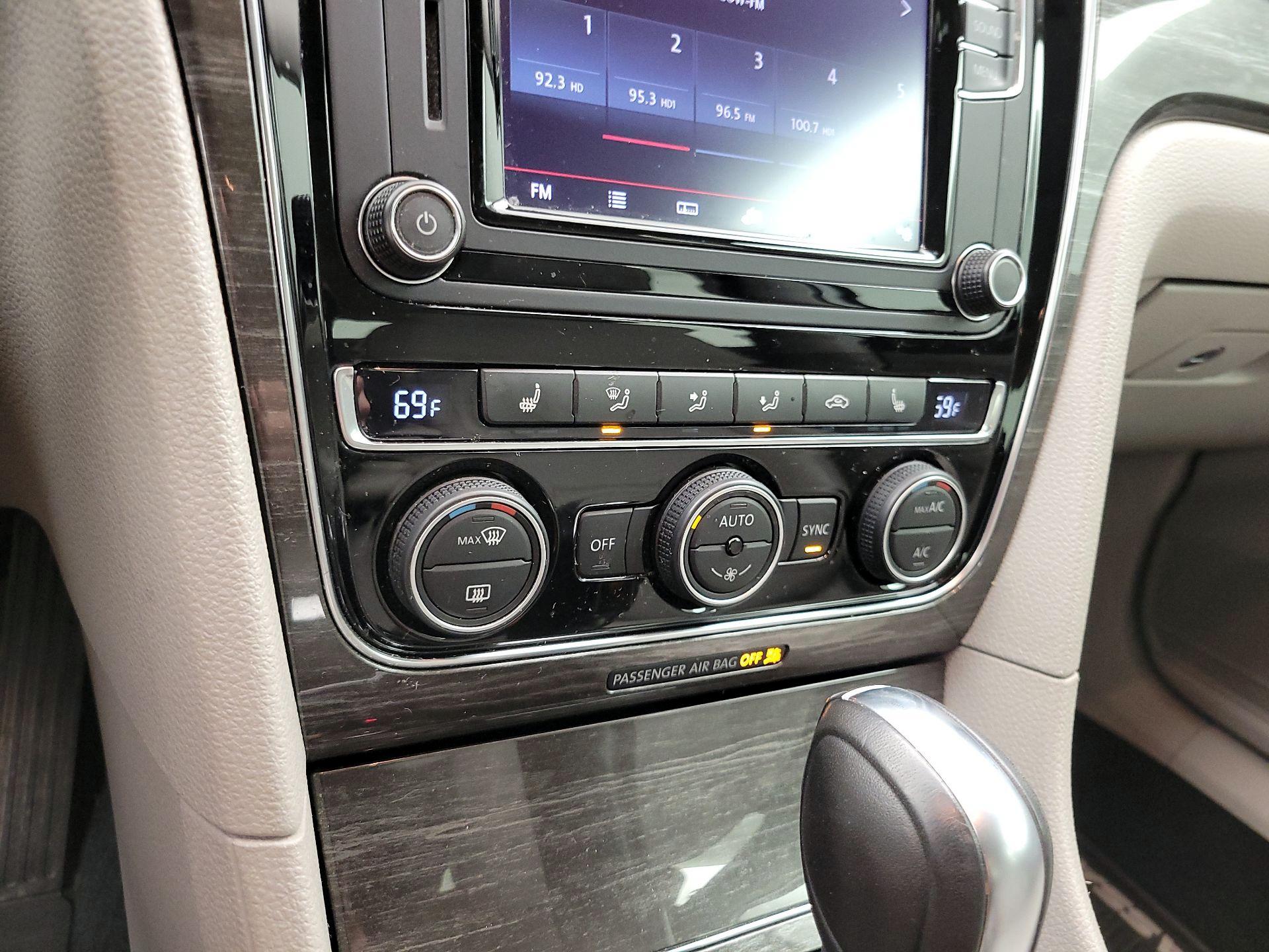 Thumbnail: 2017 Volkswagen Passat - 16