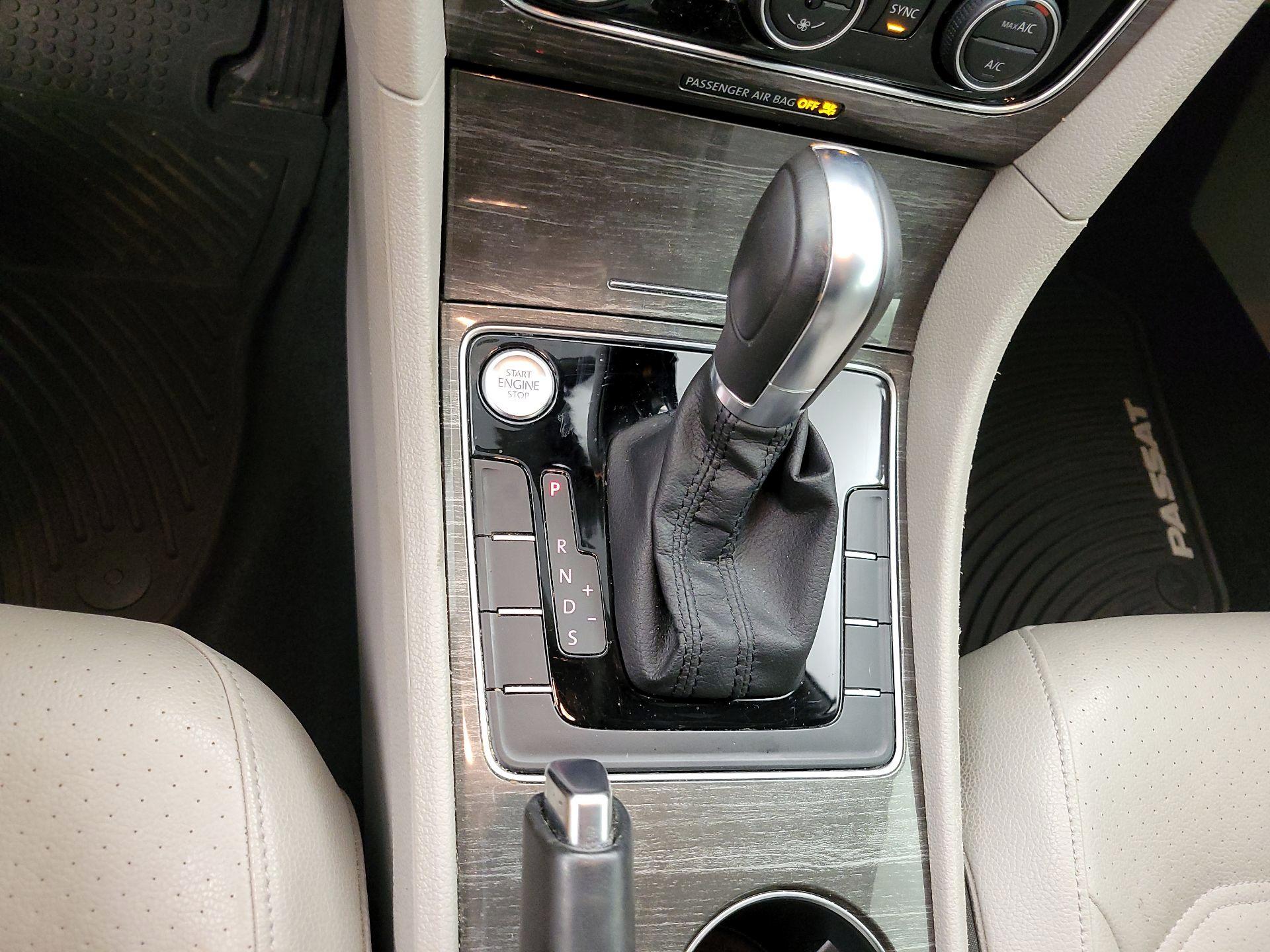 Thumbnail: 2017 Volkswagen Passat - 17