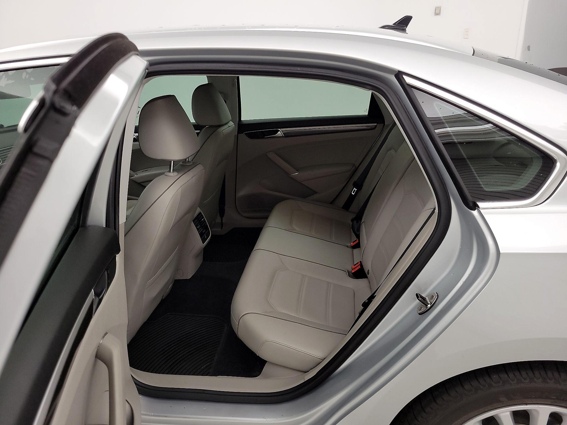 Thumbnail: 2017 Volkswagen Passat - 20