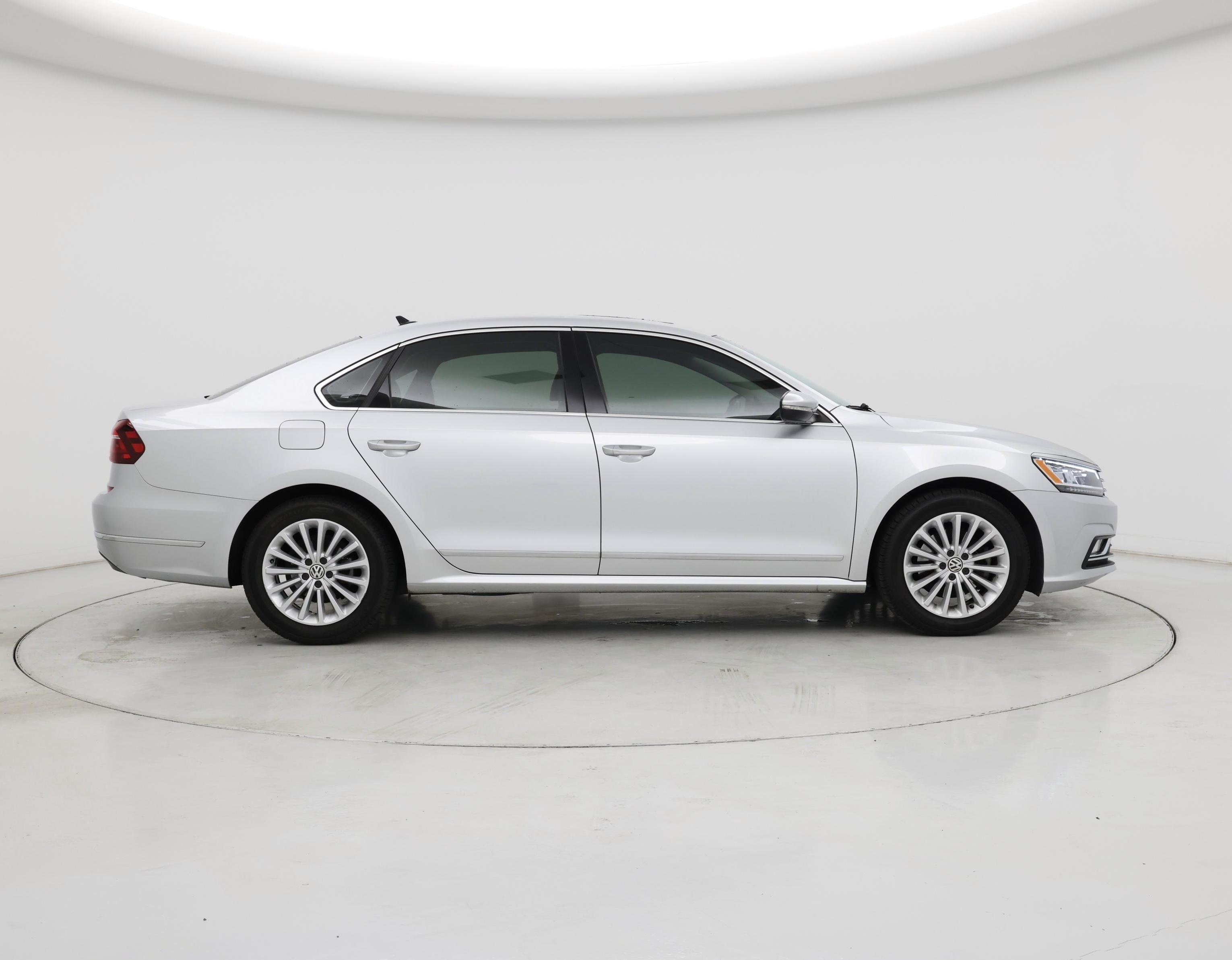 Thumbnail: 2017 Volkswagen Passat - 7