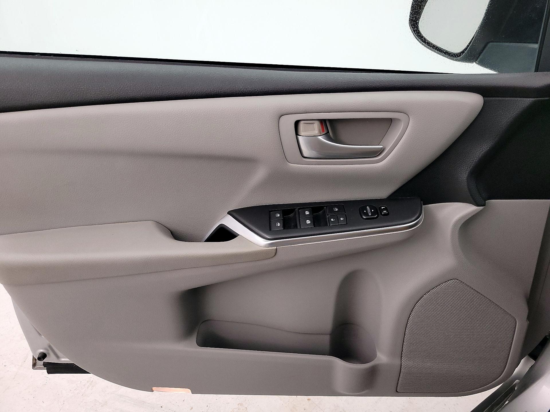 Thumbnail: 2016 Toyota Camry - 12