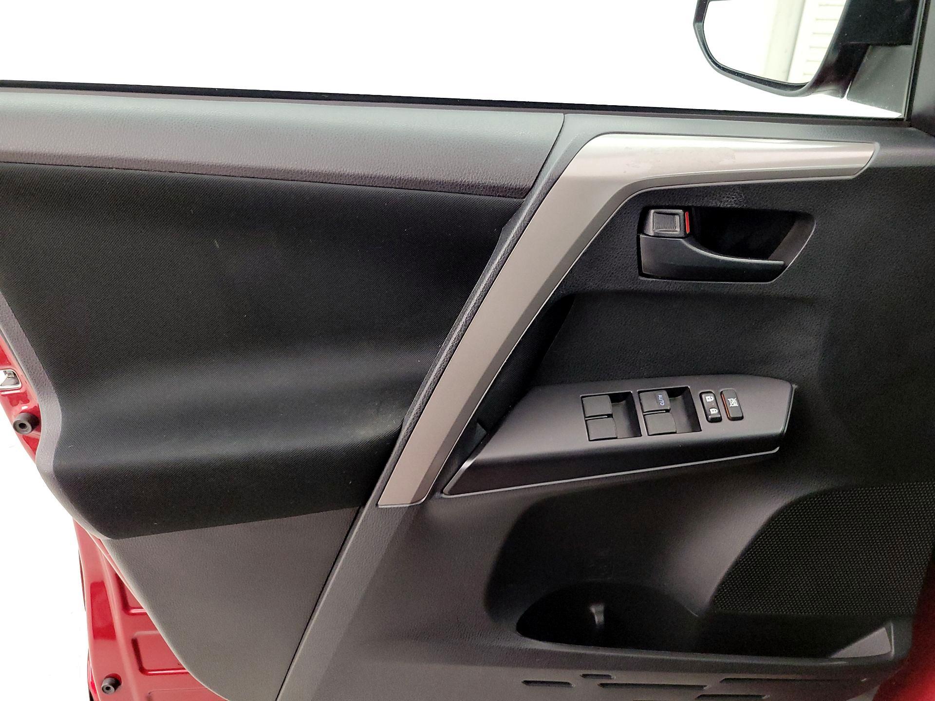 Thumbnail: 2018 Toyota RAV4 - 12